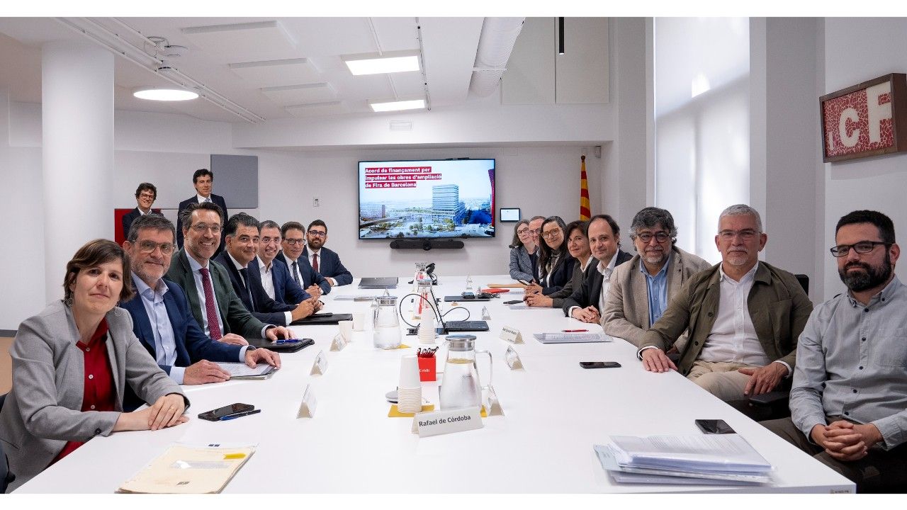 Foto de família de la signatura del préstec sindicat per l'ampliació de Fira de Barcelona | Govern