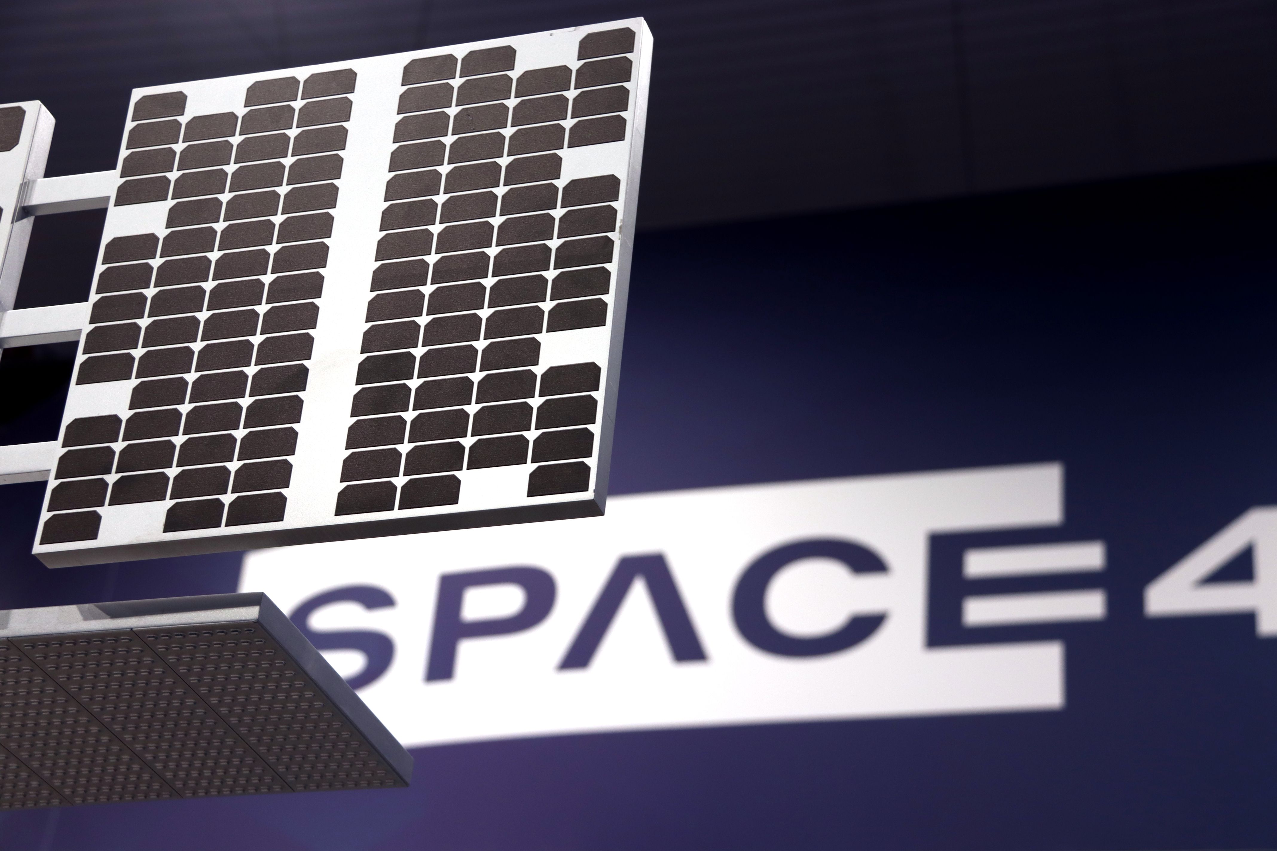 Detall d'una replica de satèl·lit exposada en un estand enfocat a la connectivitat espacial al MWC 2026 | Gerard Escaich Folch (ACN)