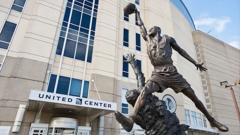 L’estàtua de Jordan, inaugurada el 1994 i reubicada a l’atri el 2017, no és només un homenatge; és una peça de negoci, una parada obligatòria dins l’experiència Bulls | Getty Images