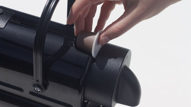 Una càpsula de Rituale a punt d’encaixar-se en una màquina Nespresso | Cedida