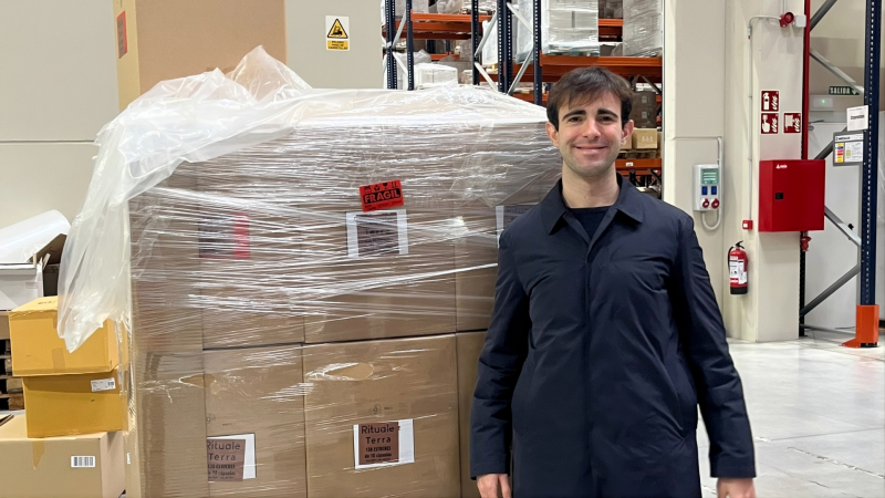 Alejandro Giacomelli, fundador de Rituale, al costat de diverses capses de producte | Cedida