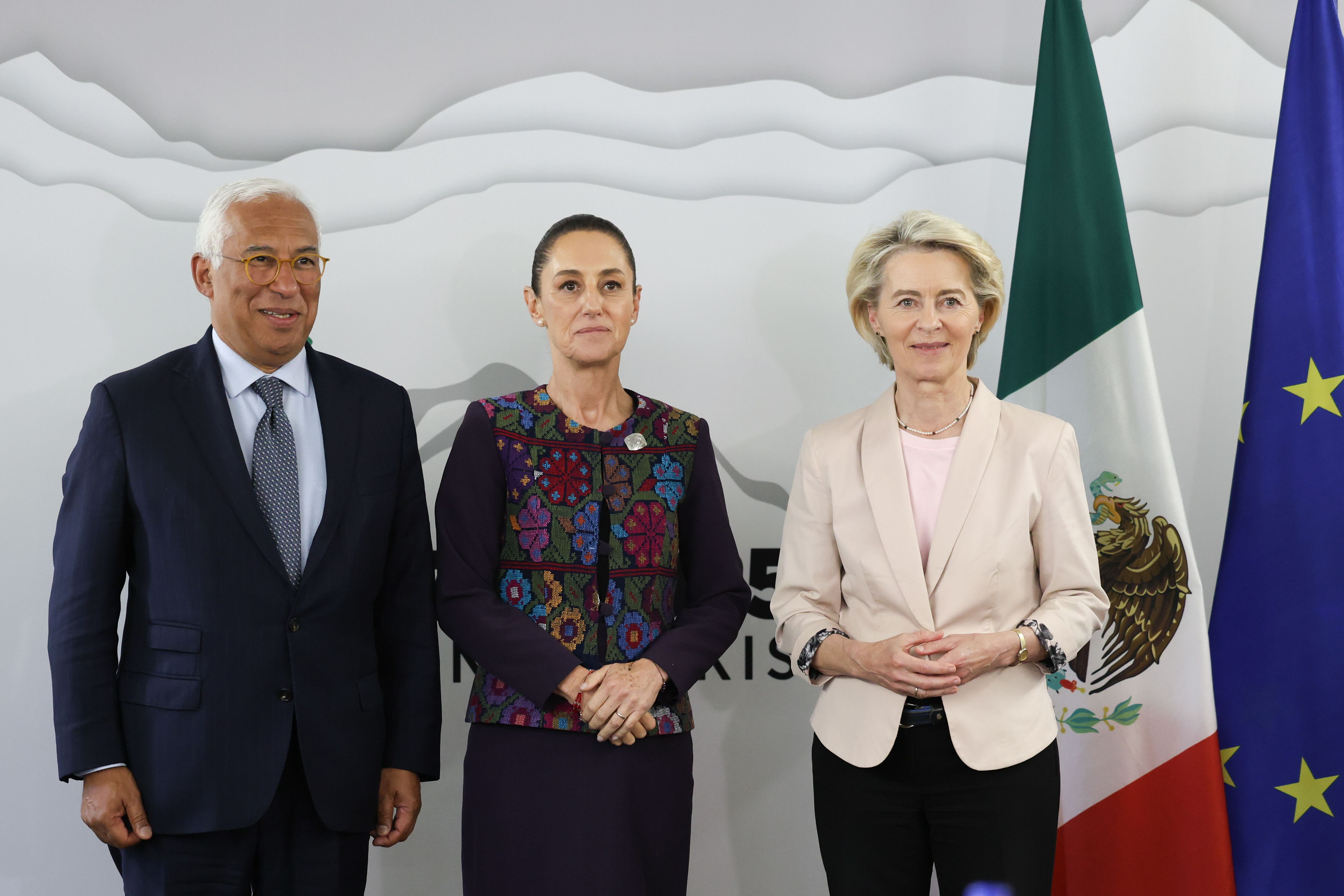 El presidente del Consejo Europeo, António Costa, la presidenta de México, Claudia Sheinbaum, y la presidenta de la Comisión Europea, Ursula Von der Leyen, durante un encuentro para una reunión del G7 en junio de 2025 | Unió Europea