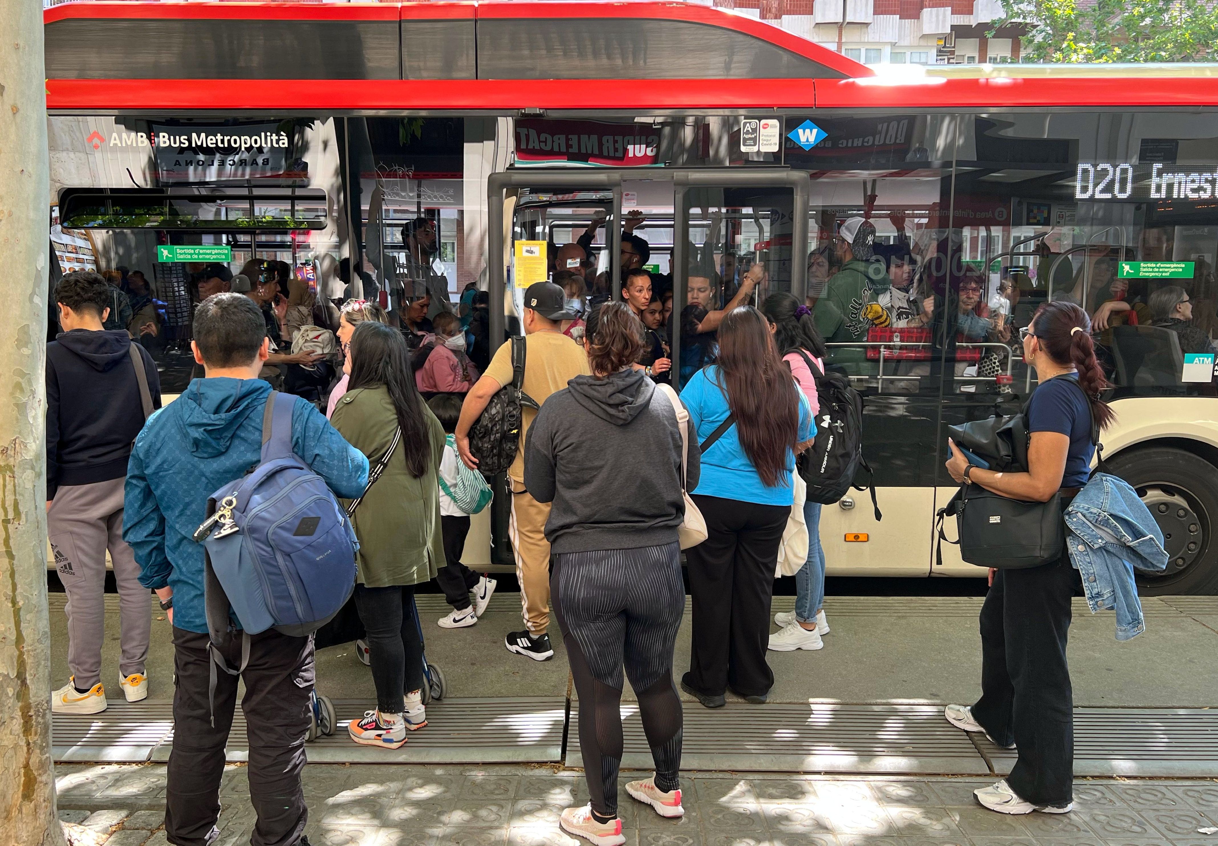 Cues de passatgers en una parada d'autobús de Barcelona| Norma Vidal (ACN)