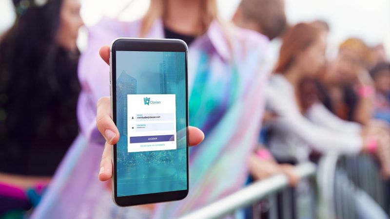 Una chica muestra un dispositivo móvil con la interfaz de acceso de la plataforma de Clorian Ticketing | Cedida Una chica muestra un dispositivo móvil con la interfaz de acceso de la plataforma de Clorian Ticketing | Cedida