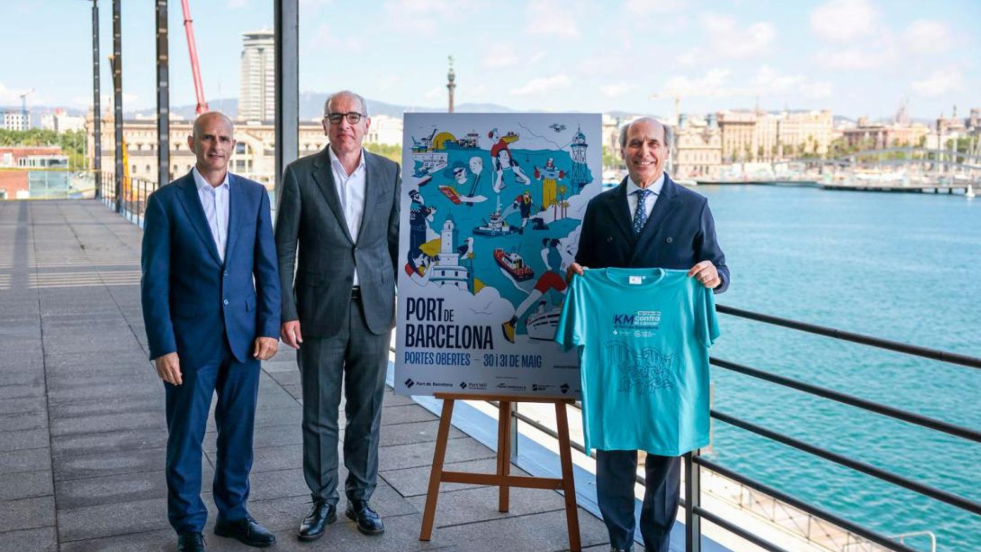D’esquerra a dreta, el director de Port Vell, David Pino; el president del Port de Barcelona, José Alberto Carbonell, i el president de l’Associació contra el Càncer a Barcelona, Laureano Molins, durant la presentació de les portes obertes | Cedida D’esquerra a dreta, el director de Port Vell, David Pino; el president del Port de Barcelona, José Alberto Carbonell, i el president de l’Associació contra el Càncer a Barcelona, Laureano Molins, durant la presentació de les portes obertes | Cedida