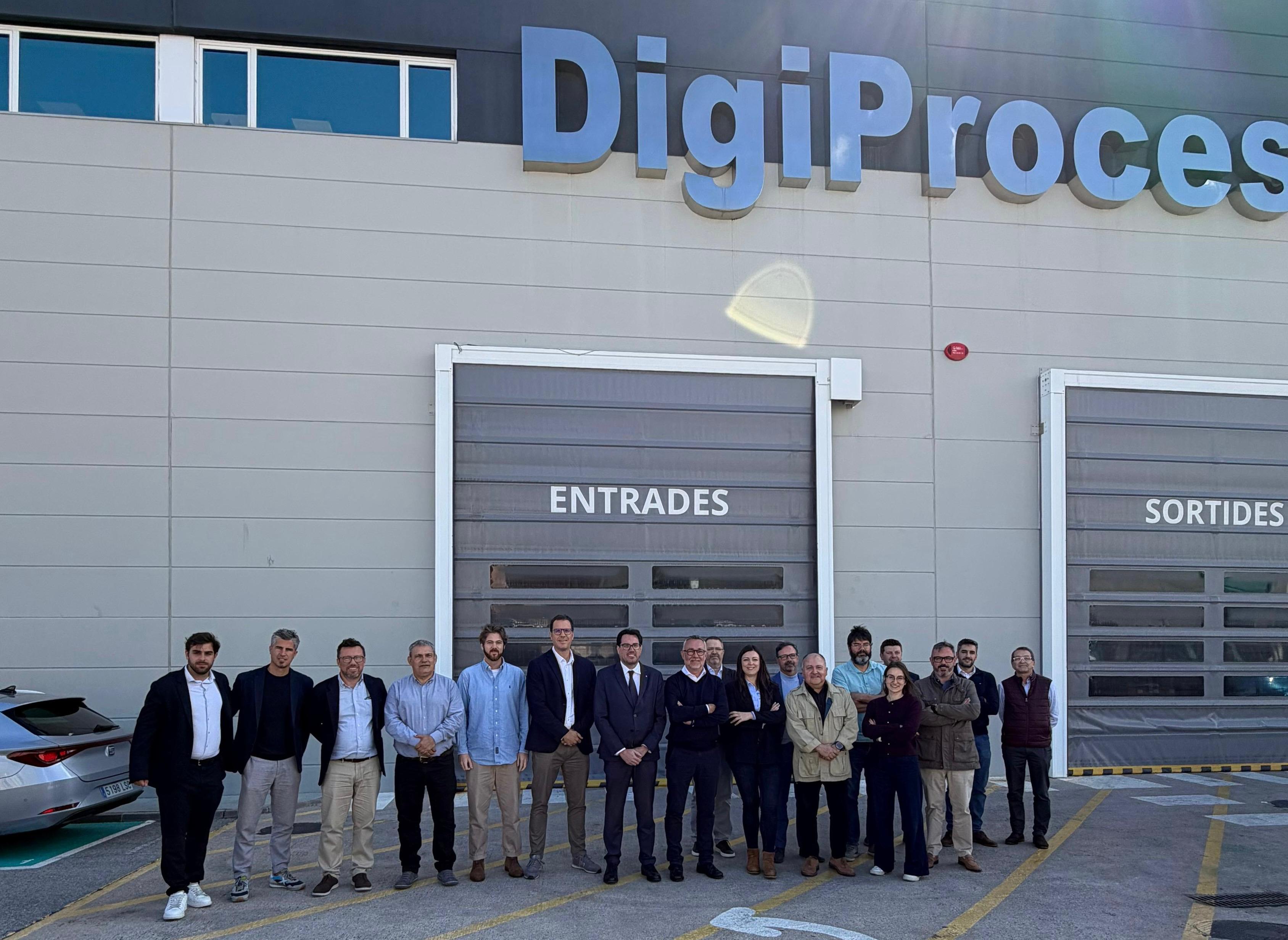 Representants de les empreses del sector electrònic i de la Generalitat, a la trobada institucional celebrada a la seu de Digiproces a Castellar del Vallès | Cedida