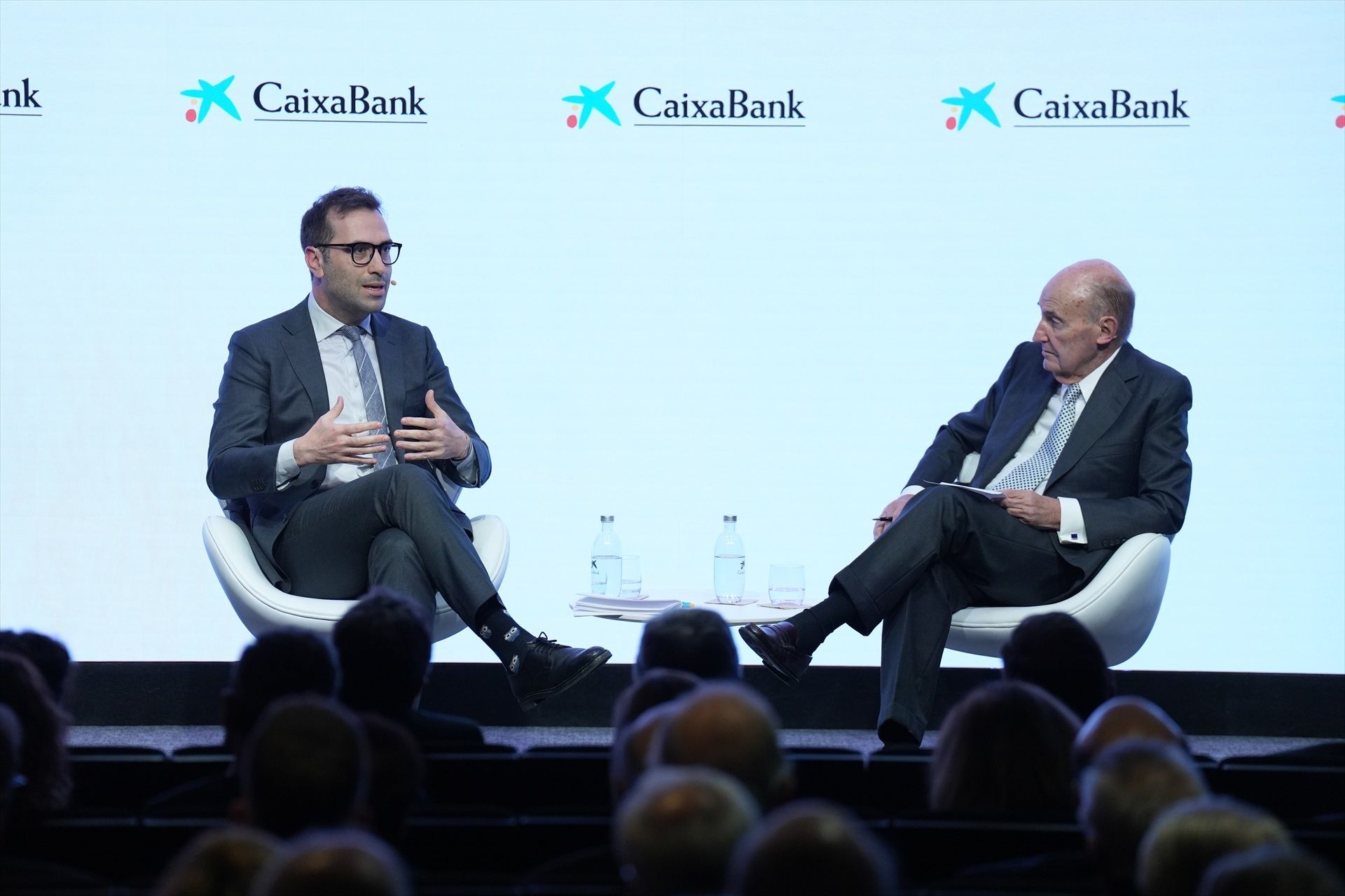 El vicepresident i ministre d'Economia, Comerç i Empresa espanyol, Carlos Cuerpo, conversa amb Miquel Roca, president de la Societat Econòmica Barcelonesa d’Amics del País, durant la sessió del Cercle Financer | David Zorrakino (Europa Press)