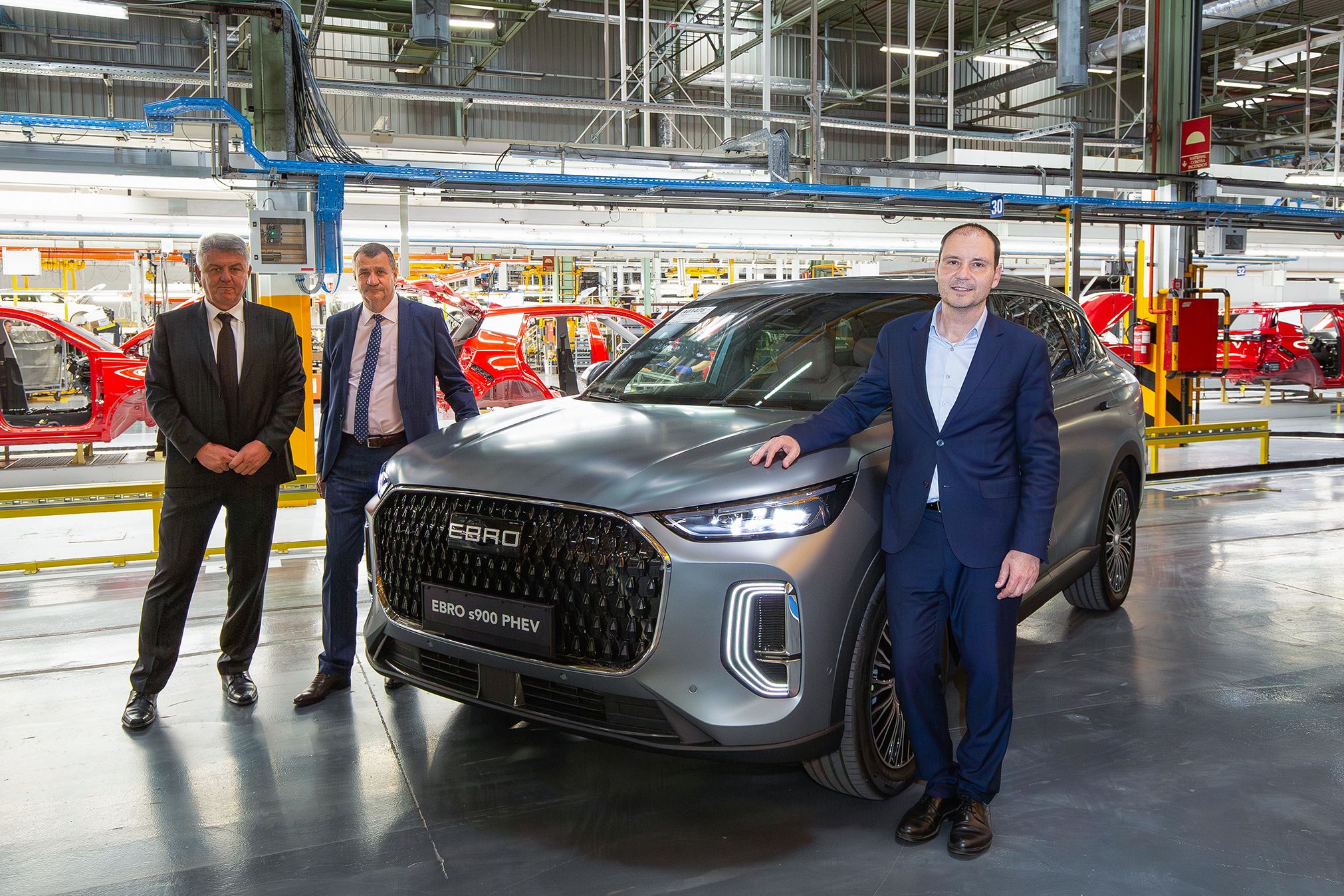 El president d'Ebro EV Motors, Rafael Ruiz, i els propietaris del Grup Cario, Kaloyan Ganev i Georgi Petrov | Cedida