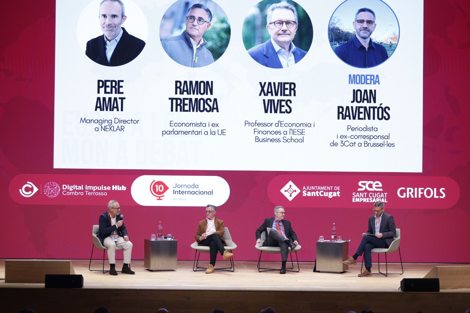 Pere Amat, Ramon Tremosa, Xavier Vives i joan Raventós, participants i moderador del debat principal de la 10 Jornada Internacional de la Cambra de Terrassa | Cedida