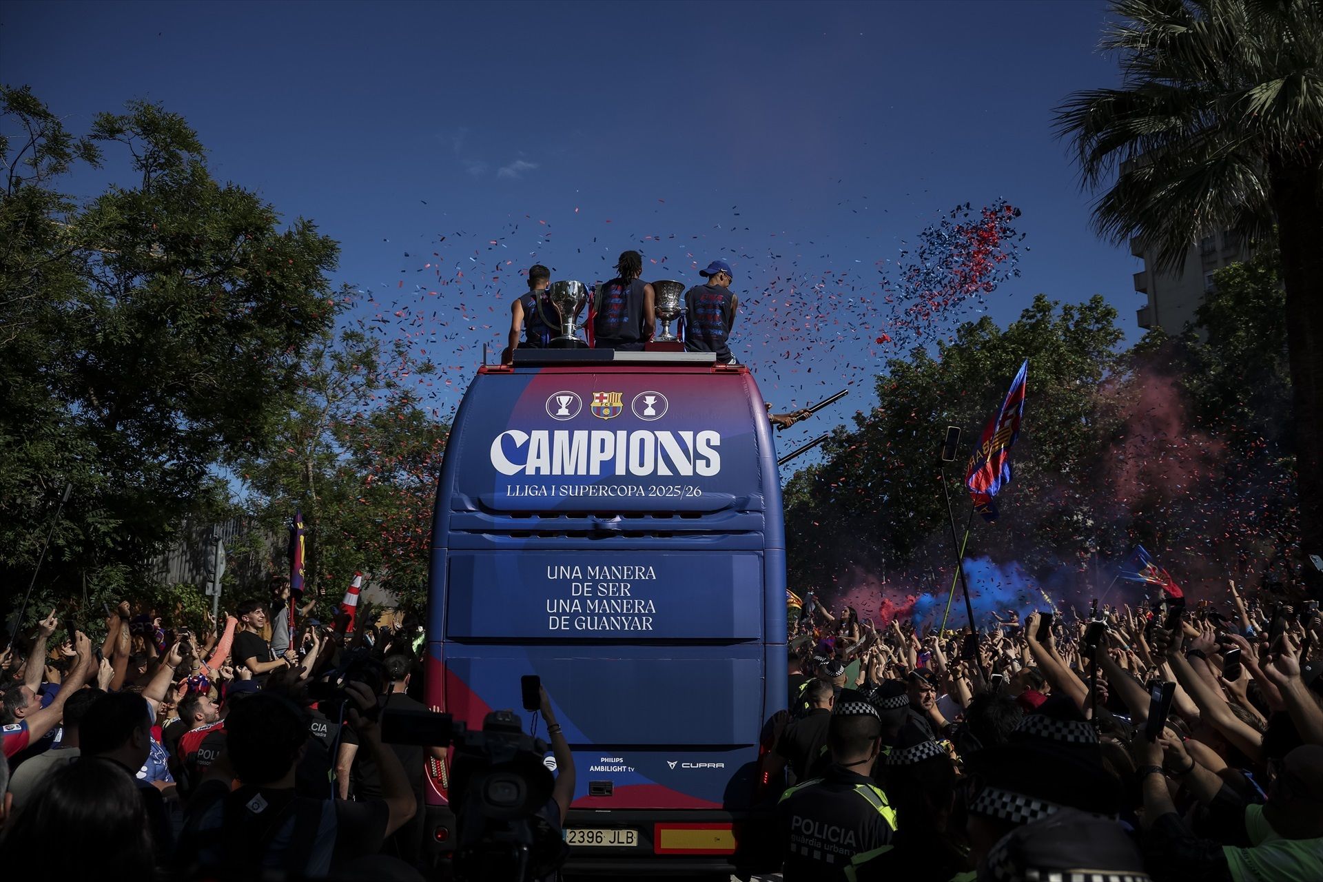 Els jugadors del FC Barcelona celebren la Lliga i Supercopa pels carrers de Barcelona | AFP7 / Europa Press
