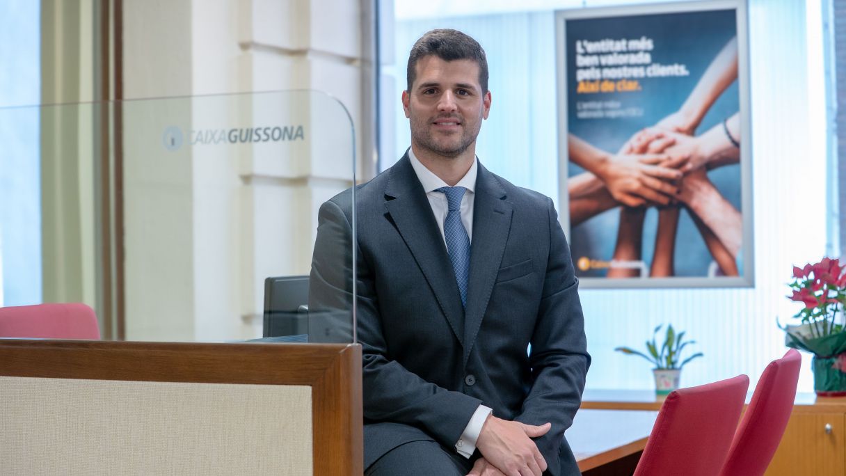 Martí Bravo, director de CaixaGuissona, a la seu central de la cooperativa de crèdit | Cedida Martí Bravo, director de CaixaGuissona, a la seu central de la cooperativa de crèdit | Cedida
