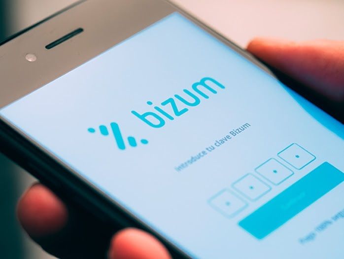 Un usuario utiliza Bizum en su teléfono móvil | Cedida por el Banco de España