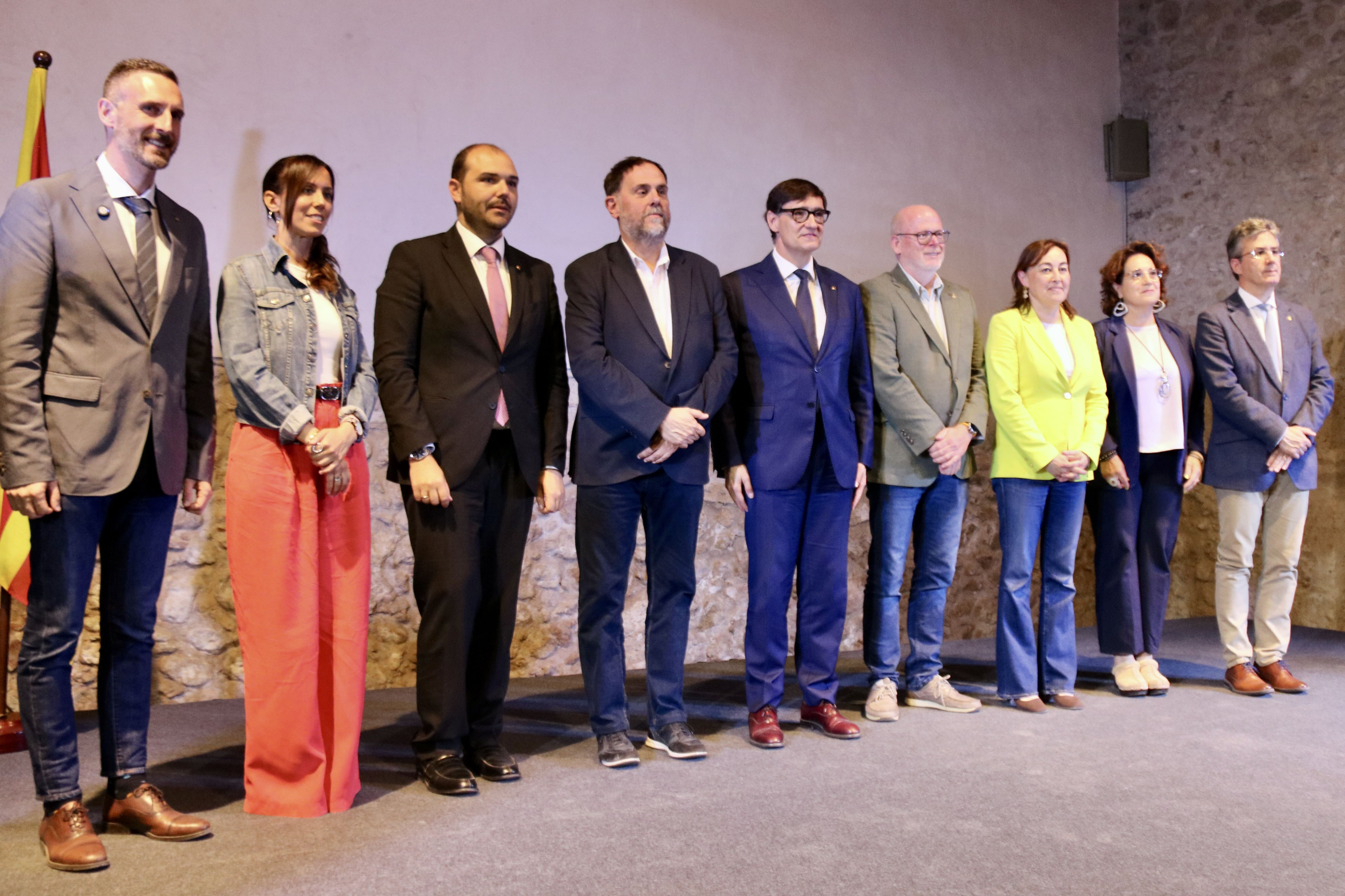 Foto de familia de alcaldes metropolitanos con Isla, Junqueras y Paneque, por el acuerdo por el tren orbital | Àlex Recolons (ACN)