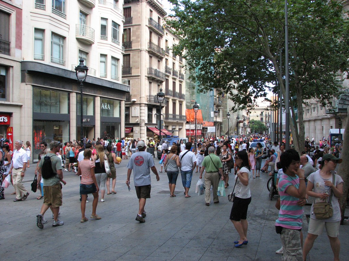 Els comerços de Barcelona podran obrir els festius a l'estiu