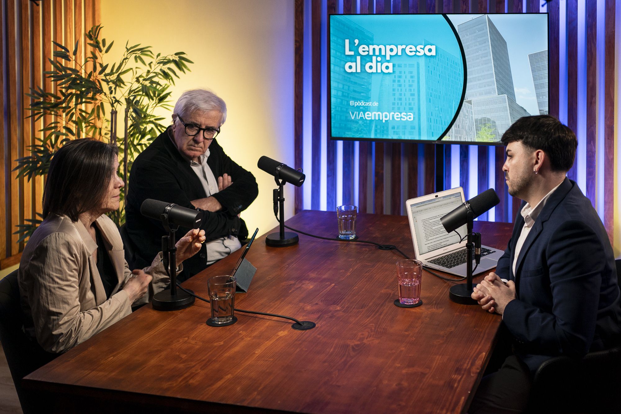 Miquel Nadal, Teresa Garcia-Milà i Carlos Rojas durant l'enregistrament del vuitè episodi de 'L'empresa al dia' | Mireia Comas