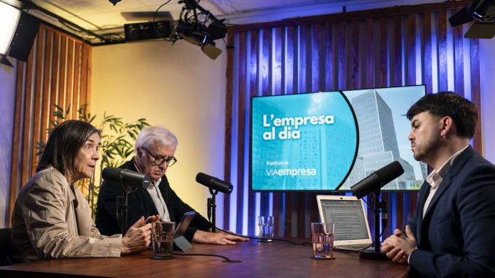 Miquel Nadal, Teresa Garcia-Milà i Carlos Rojas durant l'enregistrament del vuitè episodi de 'L'empresa al dia' | Mireia Comas