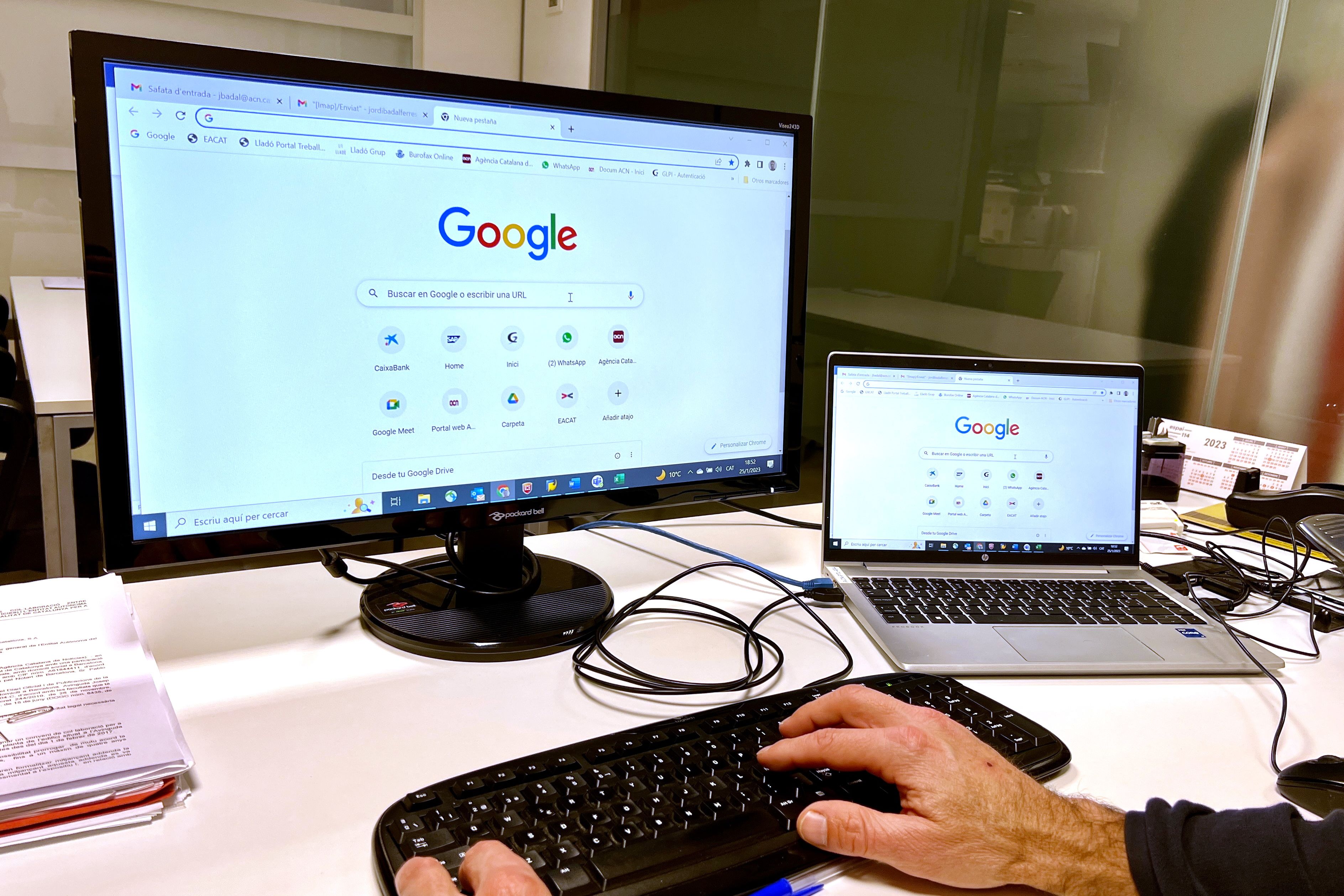 Un usuari fa servir el cercador de Google | Gerard Escaich (ACN) 