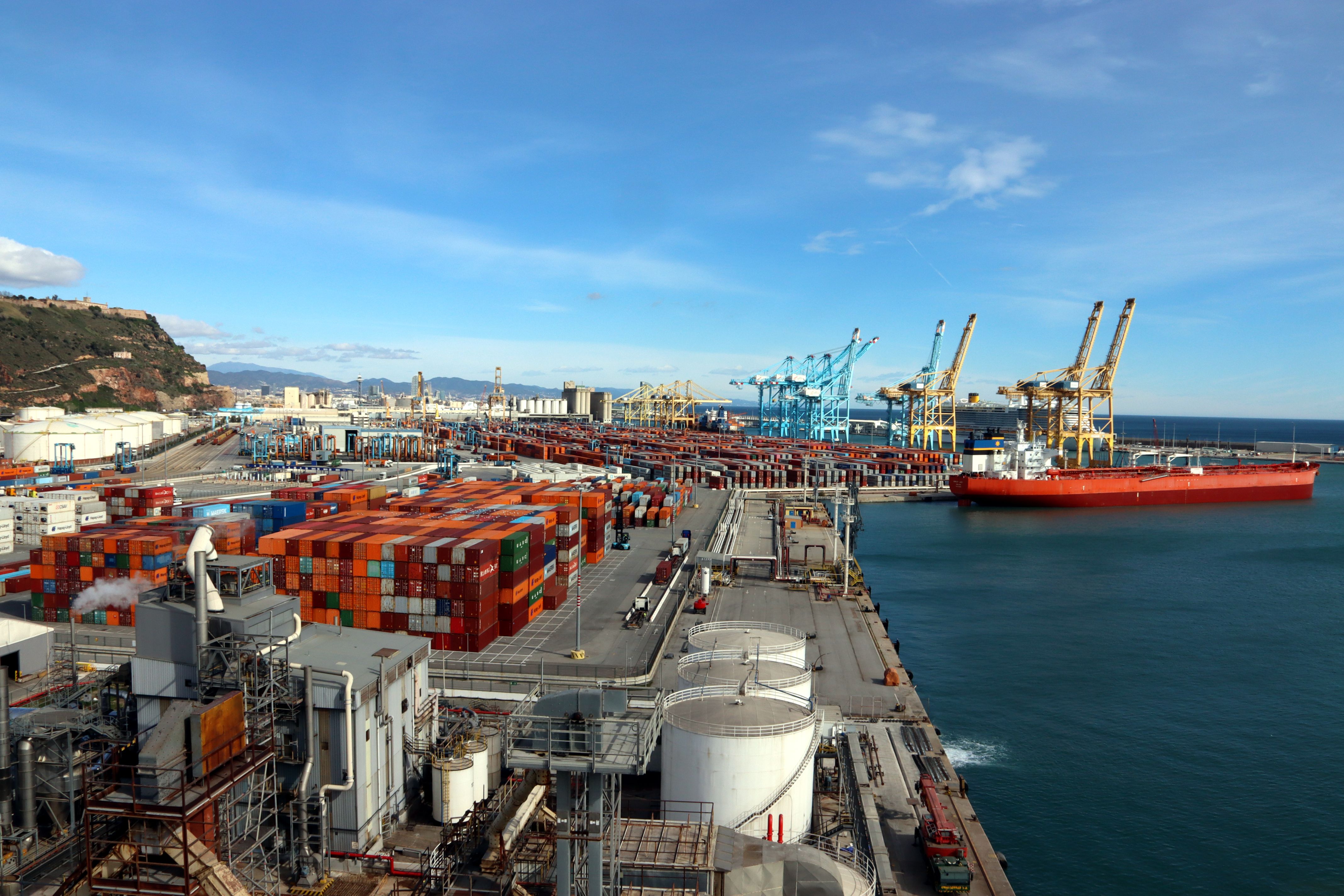 La Zona Franca del Port de Barcelona, amb desenes de contenidors i grues | Gerard Escaich (ACN)