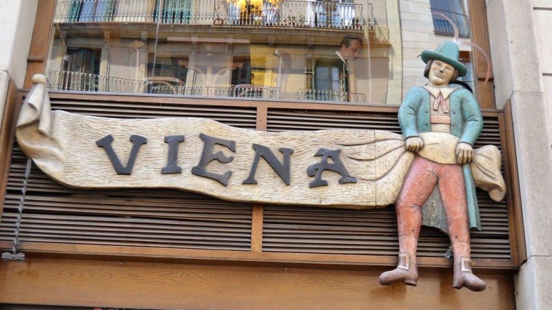 Logotip antic a la façana del Viena del carrer de Pelai, amb el mític homenet tirolès | Flickr Logotip antic a la façana del Viena del carrer de Pelai, amb el mític homenet tirolès | Flickr