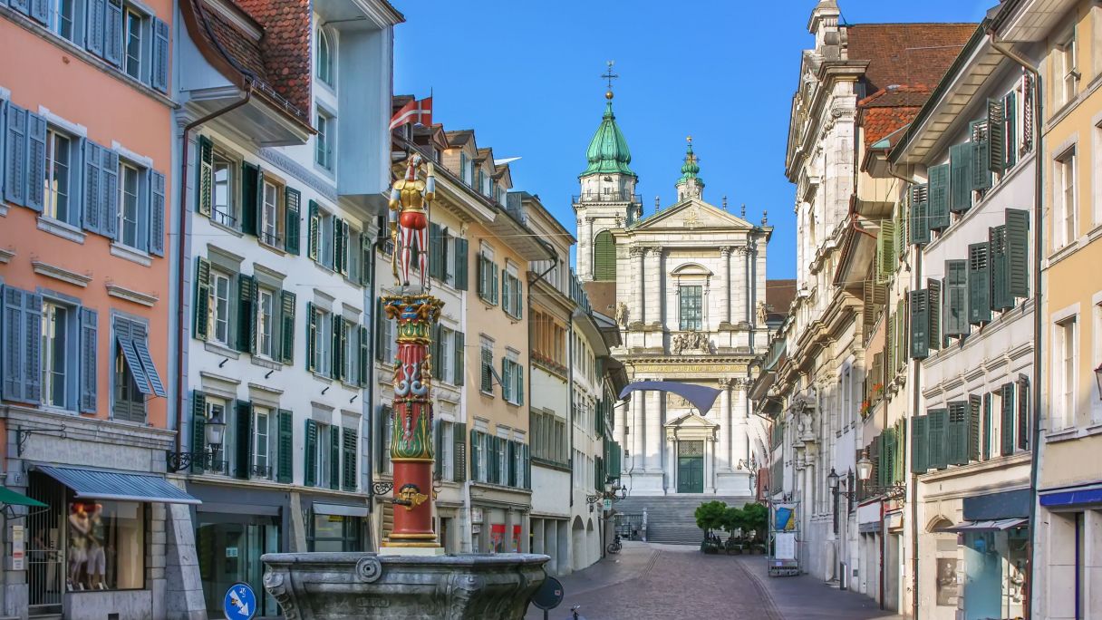 La avenida principal del casco antiguo de Solothurn, con la catedral al fondo | Borisb17 (iStock) La avenida principal del casco antiguo de Solothurn, con la catedral al fondo | Borisb17 (iStock)