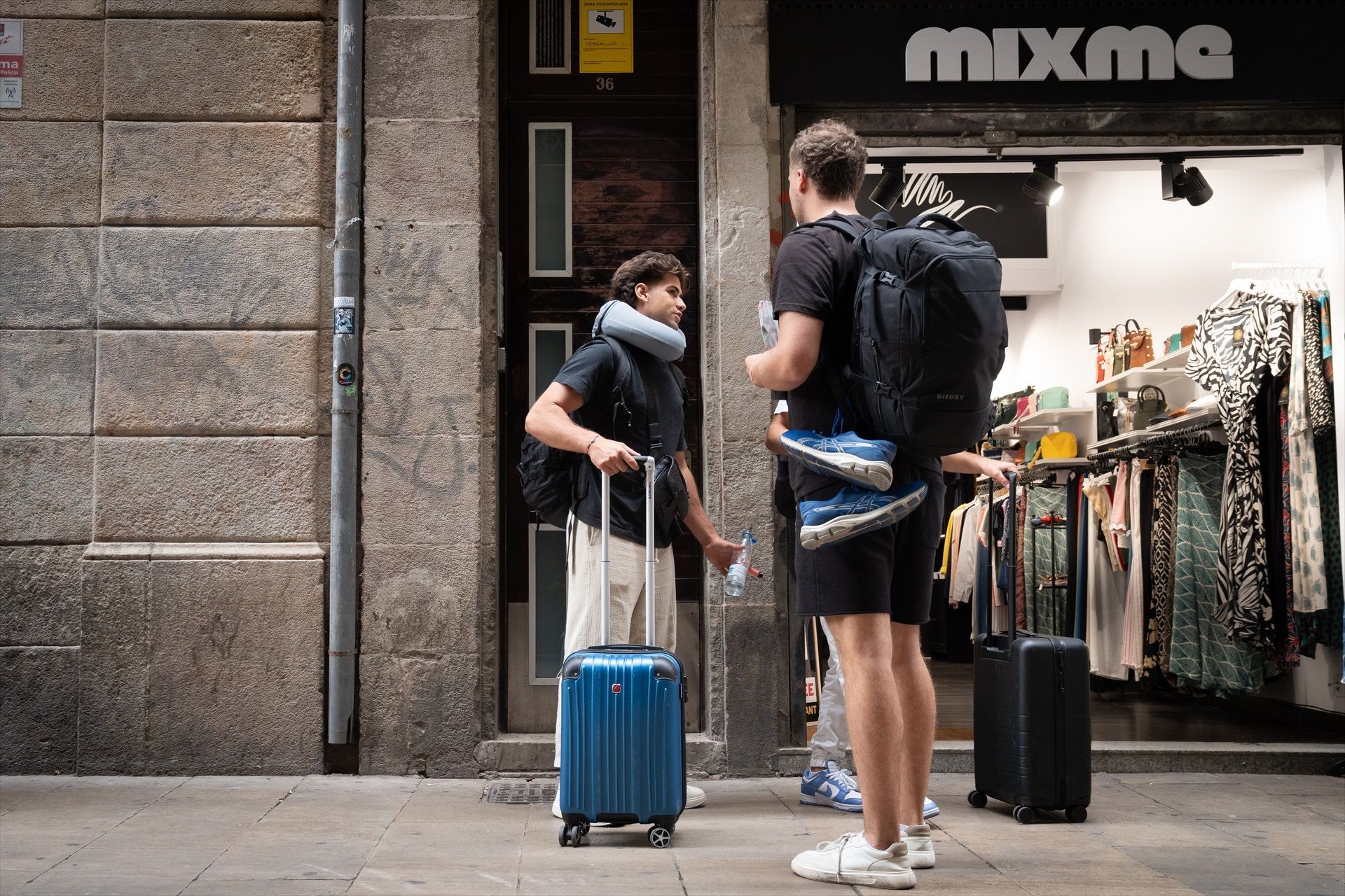 Dos turistas con maletas en el centro de Barcelona | David Zorrakino (Europa Press)