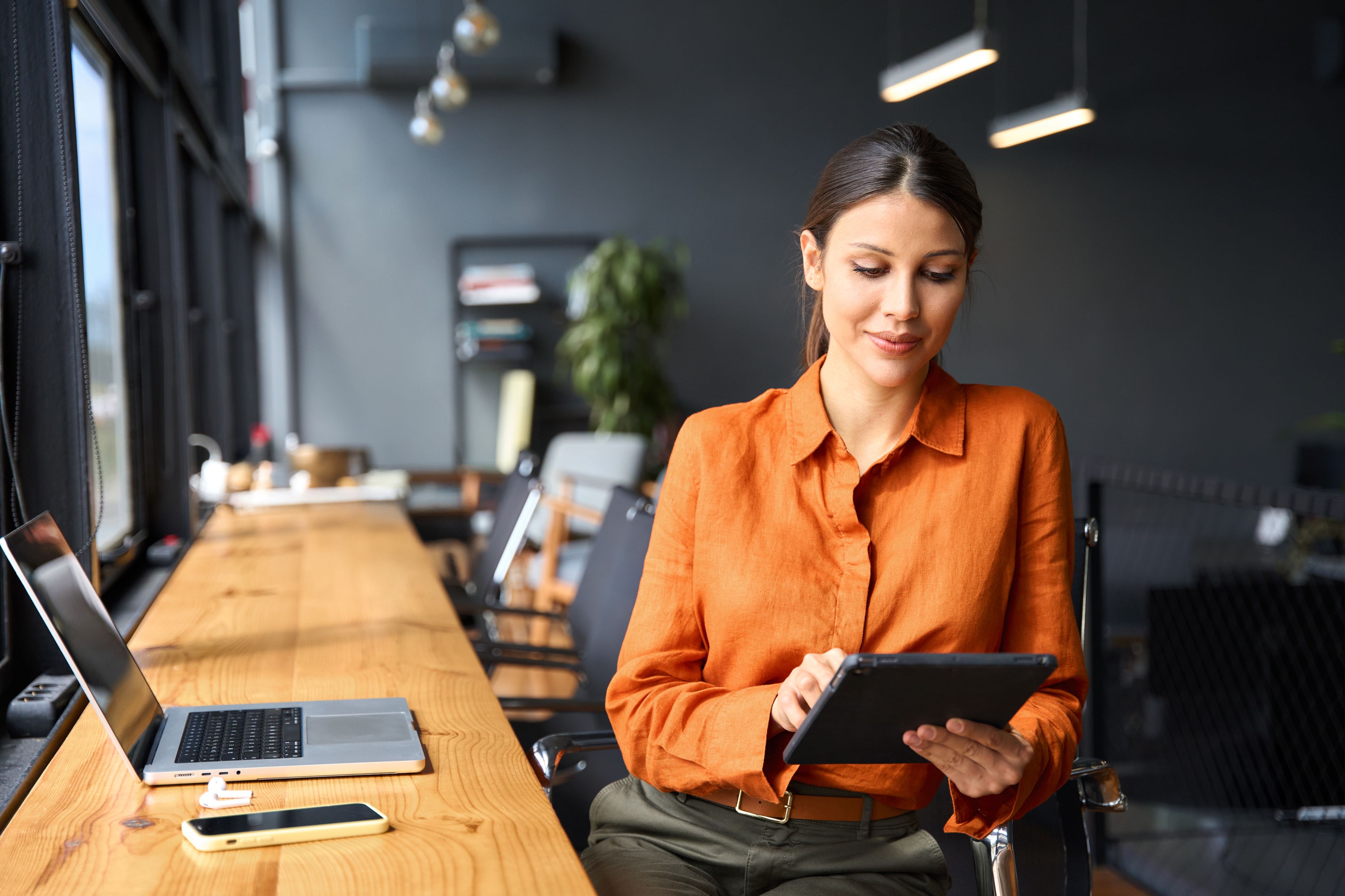 Una empresaria utilizando la IA |iStock