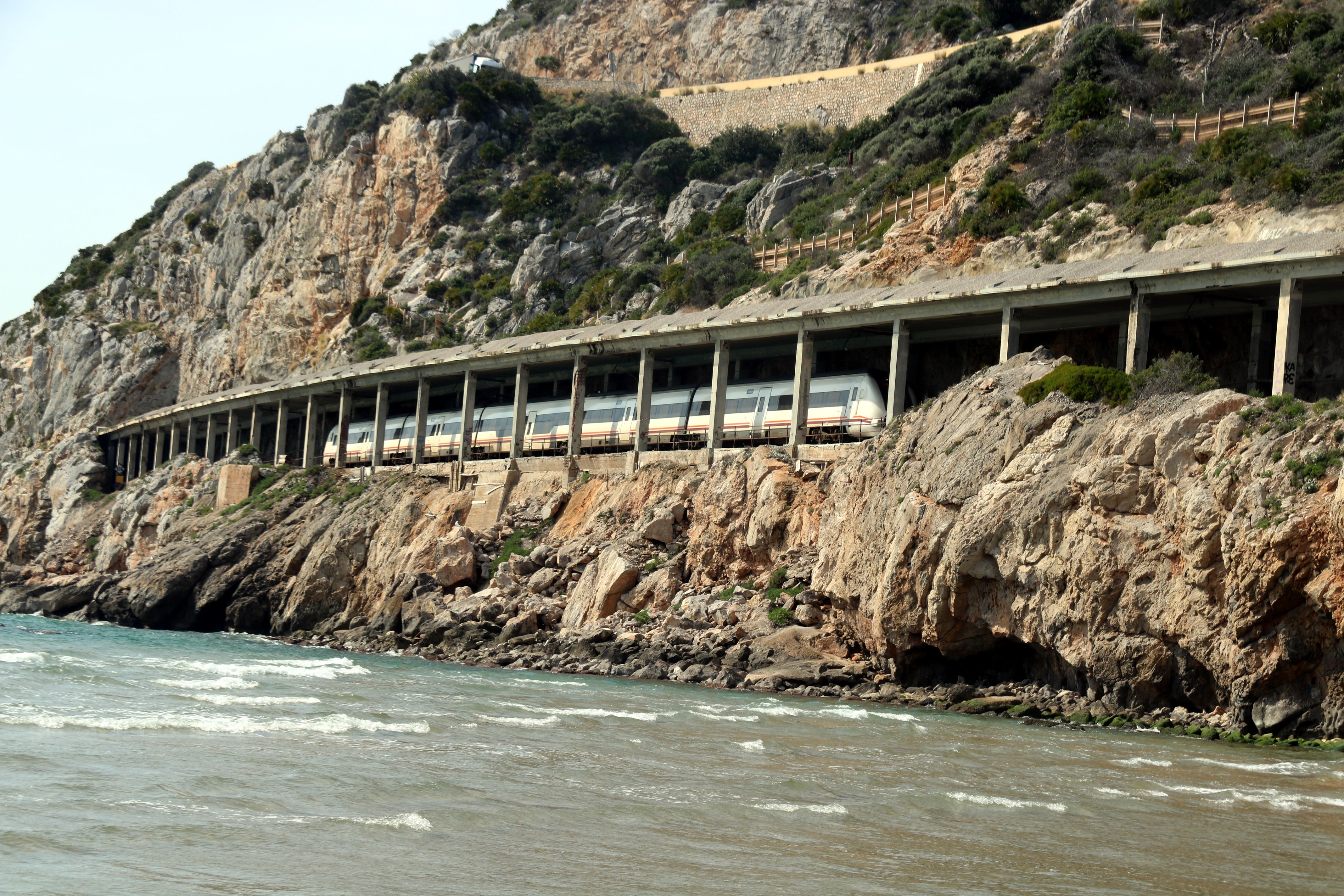 Un tren de Rodalies pasando por cala Ginesta | Àlex Recolons (ACN)