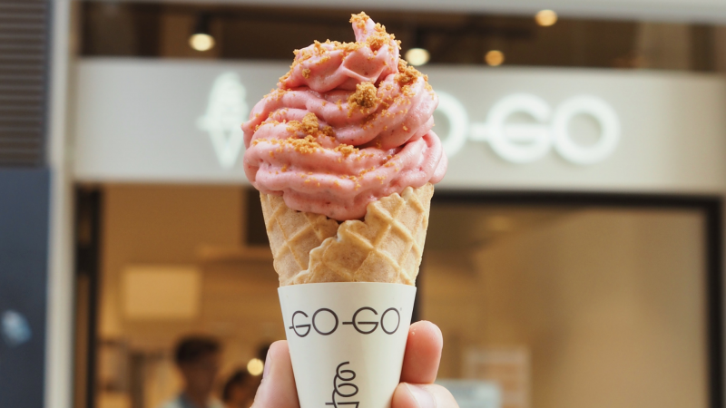 El helado artesanal de Go-Go Cream, servido en un clásico cucurucho de galleta delante del local de Sabadell | Cedida El helado artesanal de Go-Go Cream, servido en un clásico cucurucho de galleta delante del local de Sabadell | Cedida
