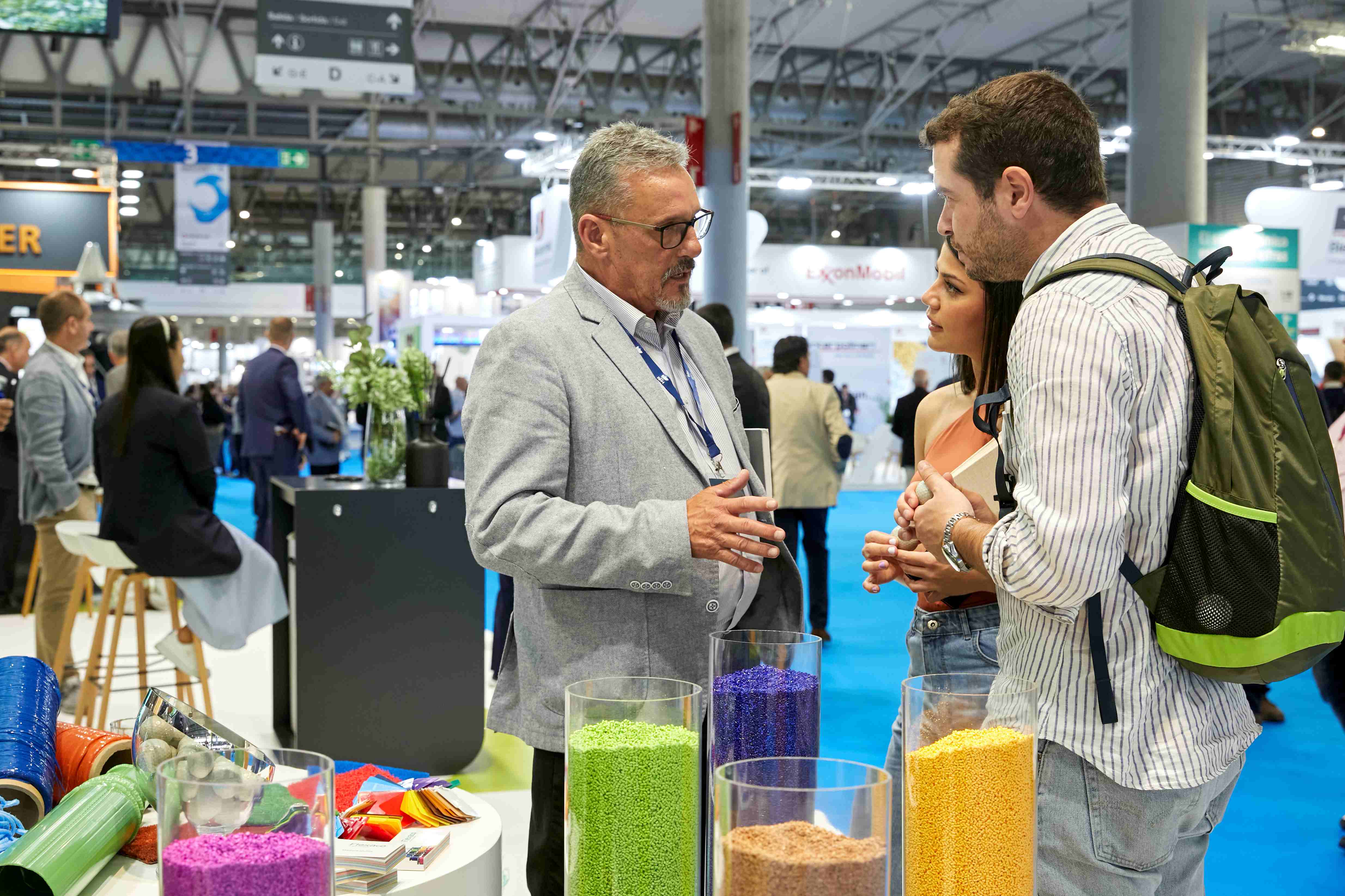 Dos assistents paren atenció en un estand dels salons Expoquimia i Equiplast | Cedida