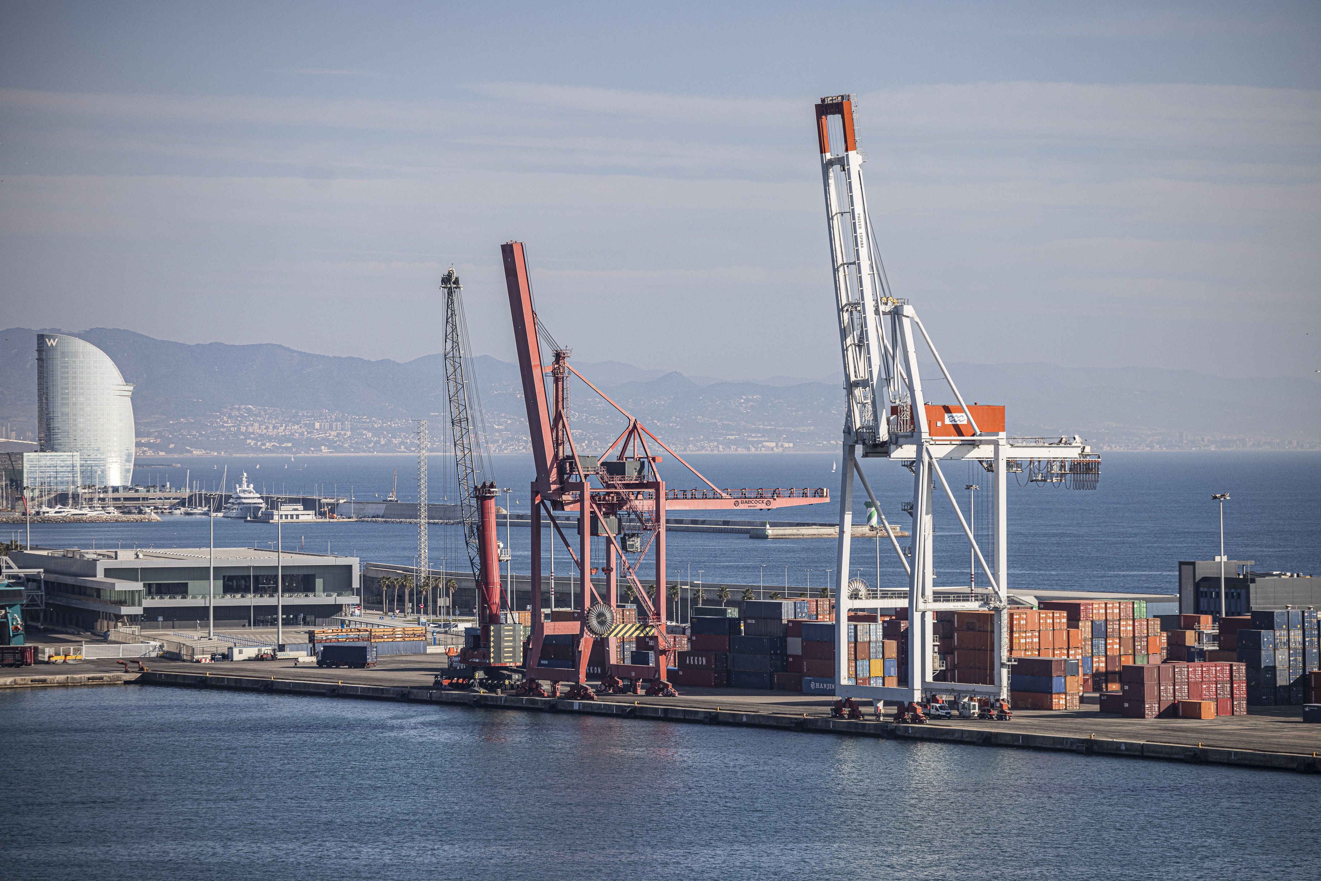 La zona logística del port de Barcelona amb grues de grans dimensions i contenidors | Jordi Borràs (ACN)