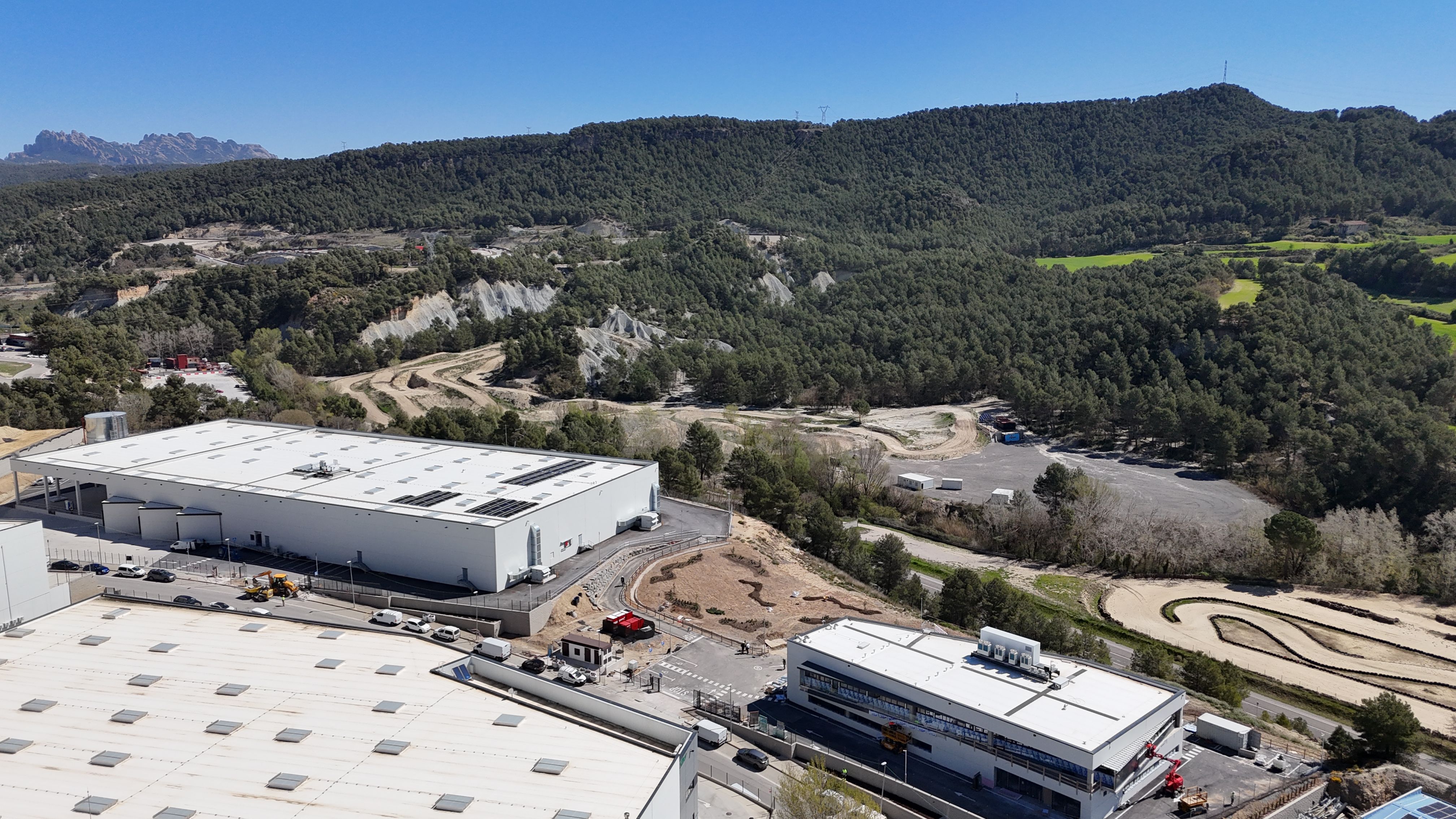 La nueva planta en Castellolí, con 23.000 metros cuadrados y capacidad para producir hasta 40 millones de kilos de esencias | Cedida