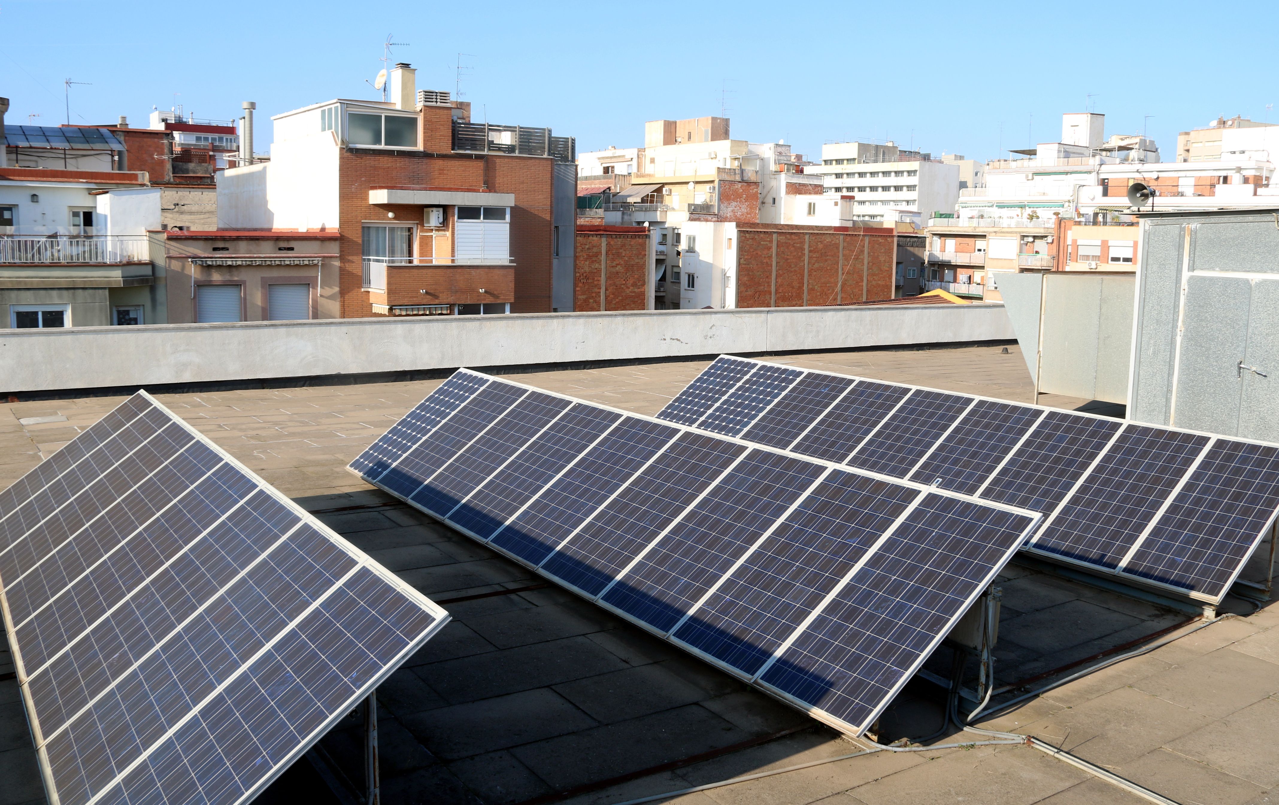Plaques fotovoltaiques instal·lades a la coberta de La Farga de l'Hospitalet el 16 de desembre de 2021 | Àlex Recolons (ACN)