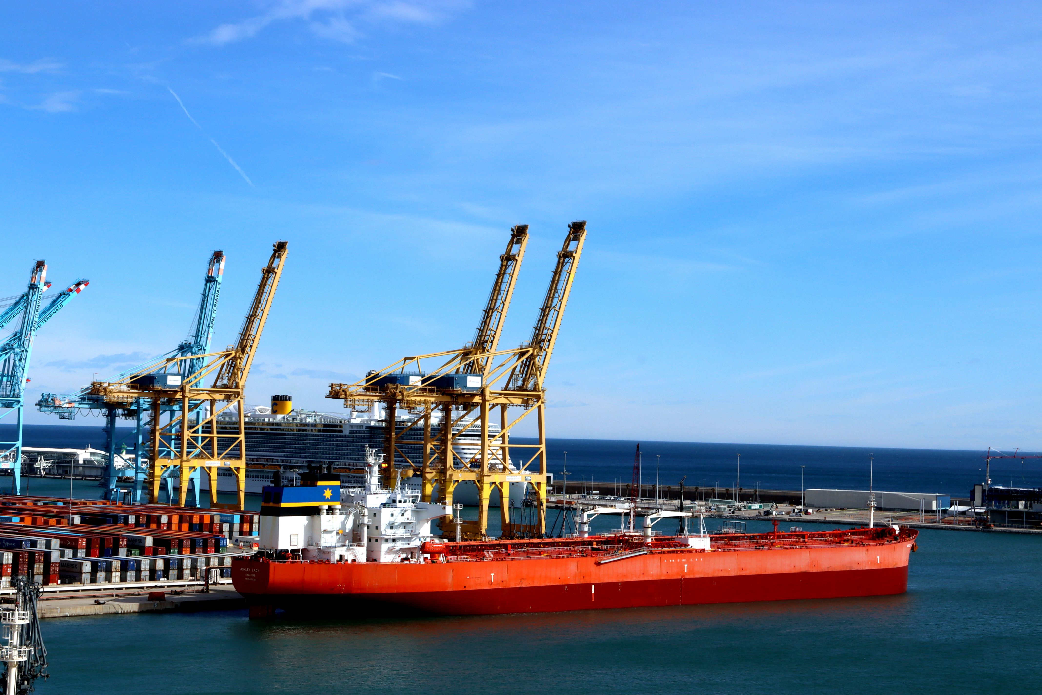 Un vaixell de càrrega de contenidors de mercaderies al Port de Barcelona | Gerard Escaich (ACN)