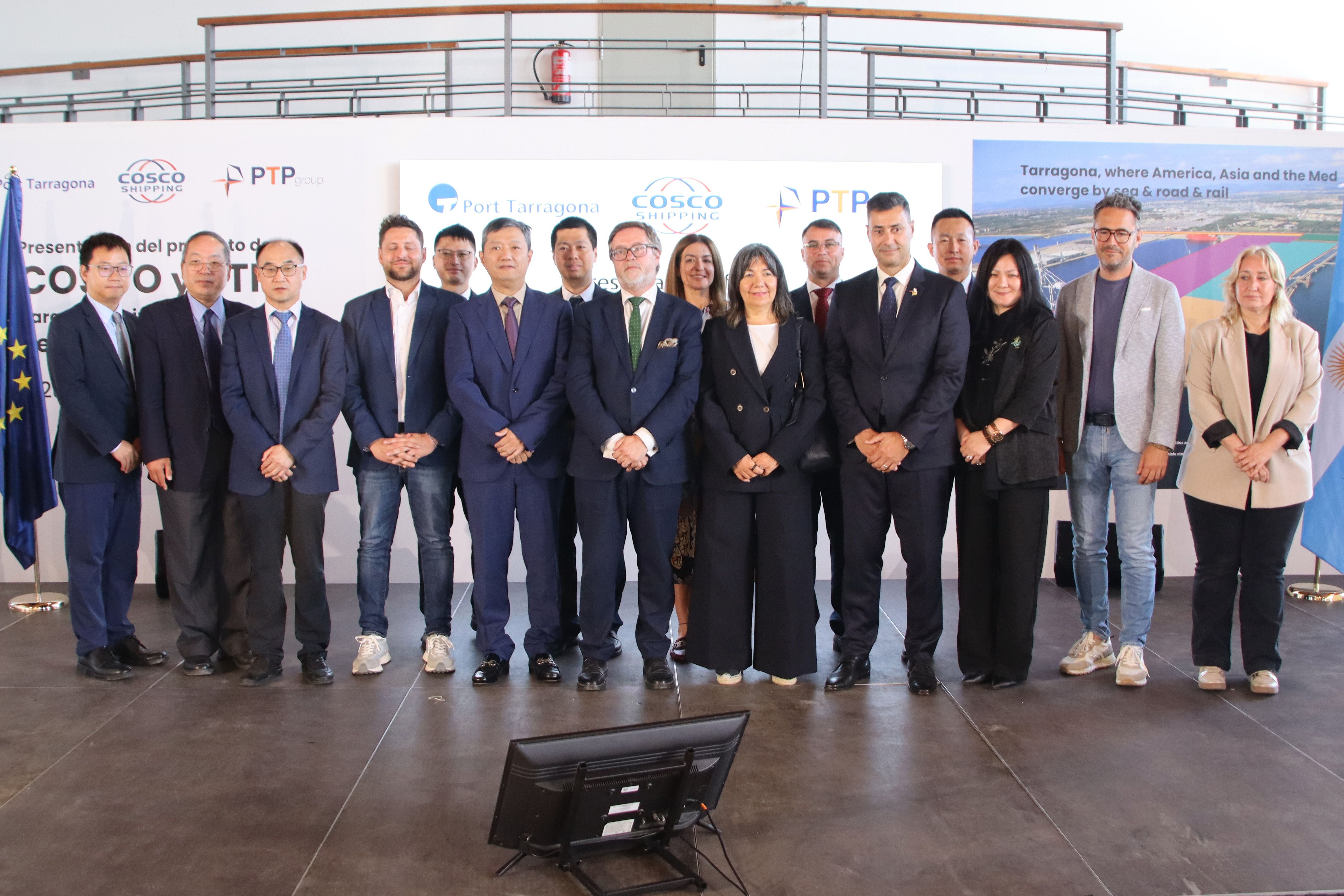 Autoritats i dirigents de Cosco i PTP en l'acte de presentació de l'explotació del moll d'Andalusia del Port de Tarragona | Eloi Tost (ACN)