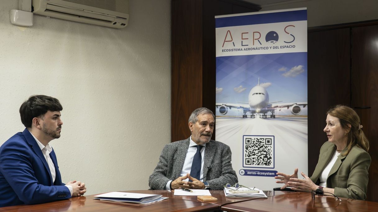 El director de VIA Empresa, Carlos Rojas, conversa amb Santiago Ballesté i Neus Olea, president i directora d'AeroS | Mireia Comas