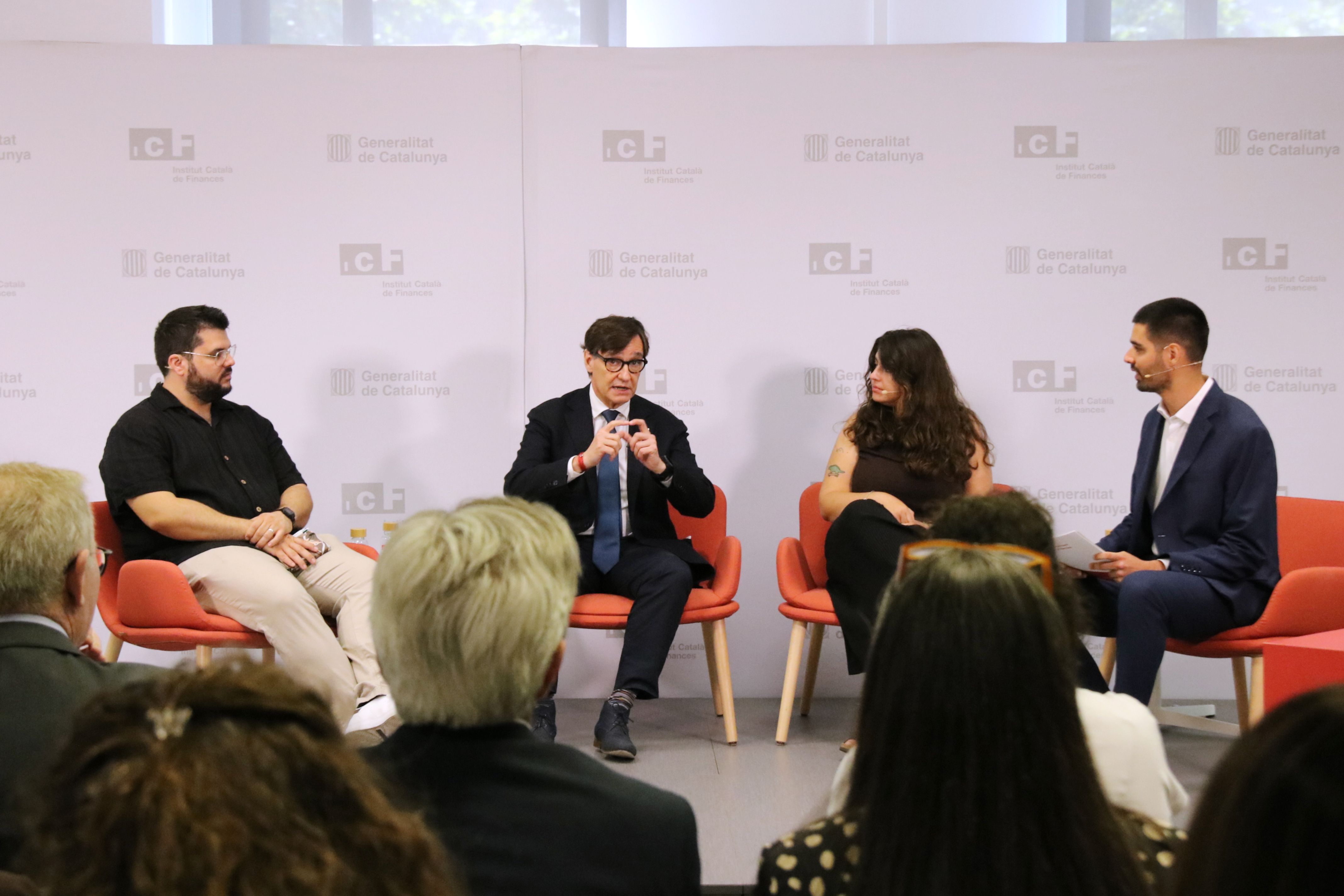 El president Illa participa a la conversa amb receptors del préstec 'Emancipació' a la seu de l'ICF aquest divendres | Enric Sitjà Rusiñol (ACN)