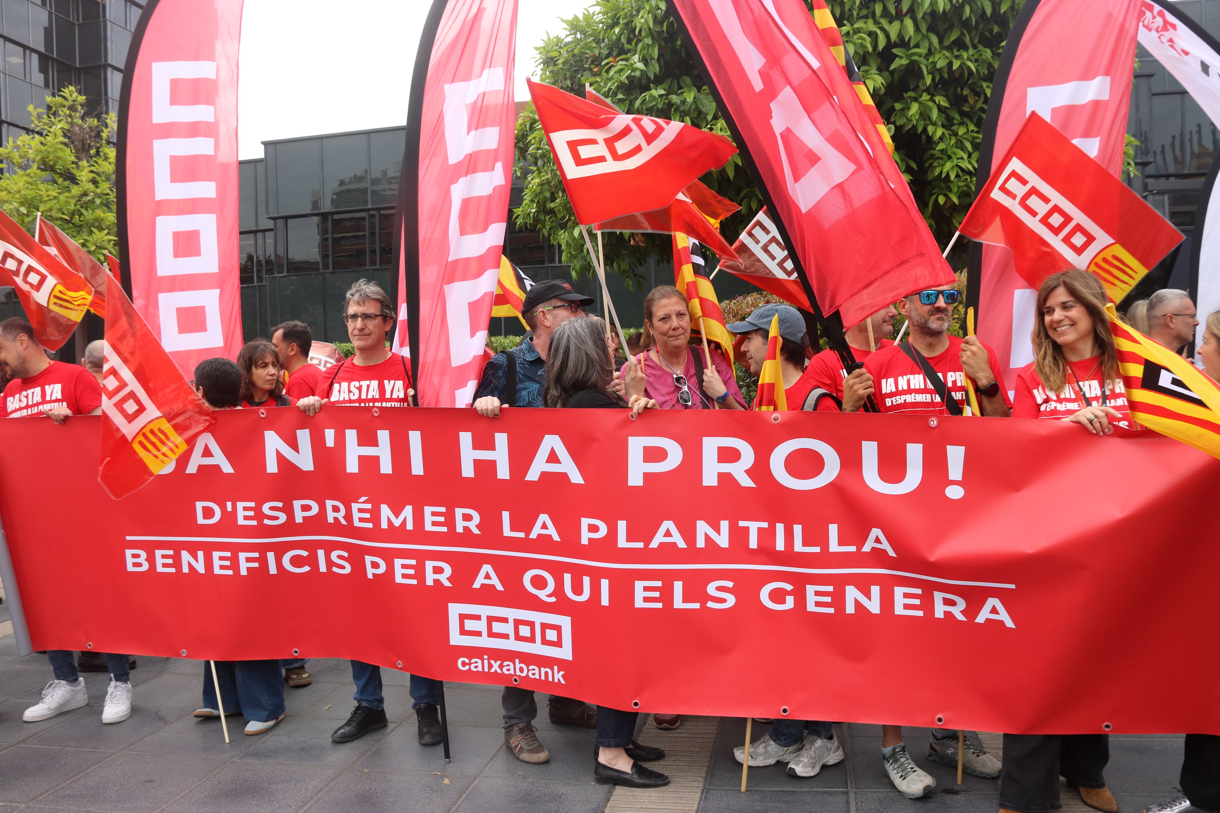 Concentracions davant diverses entitats financeres | ACN