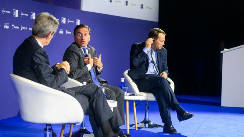 José Manuel Albares, ministro de Asuntos Exteriores, Unión Europea y Cooperación, y Radosław Sikorski, viceprimer ministro y ministro de Asuntos Exteriores de Polonia | Cedida