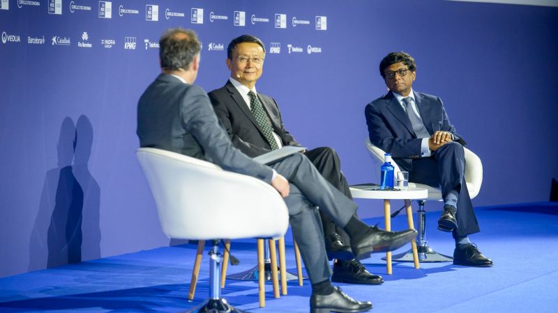 Jia Qingguo, experto en relaciones internacionales de la Universidad de Pekín, y Mohan Kumar, director general del Motwani Jadeja Institute for American Studies de la O.P. Jindal Global University | Cedida
