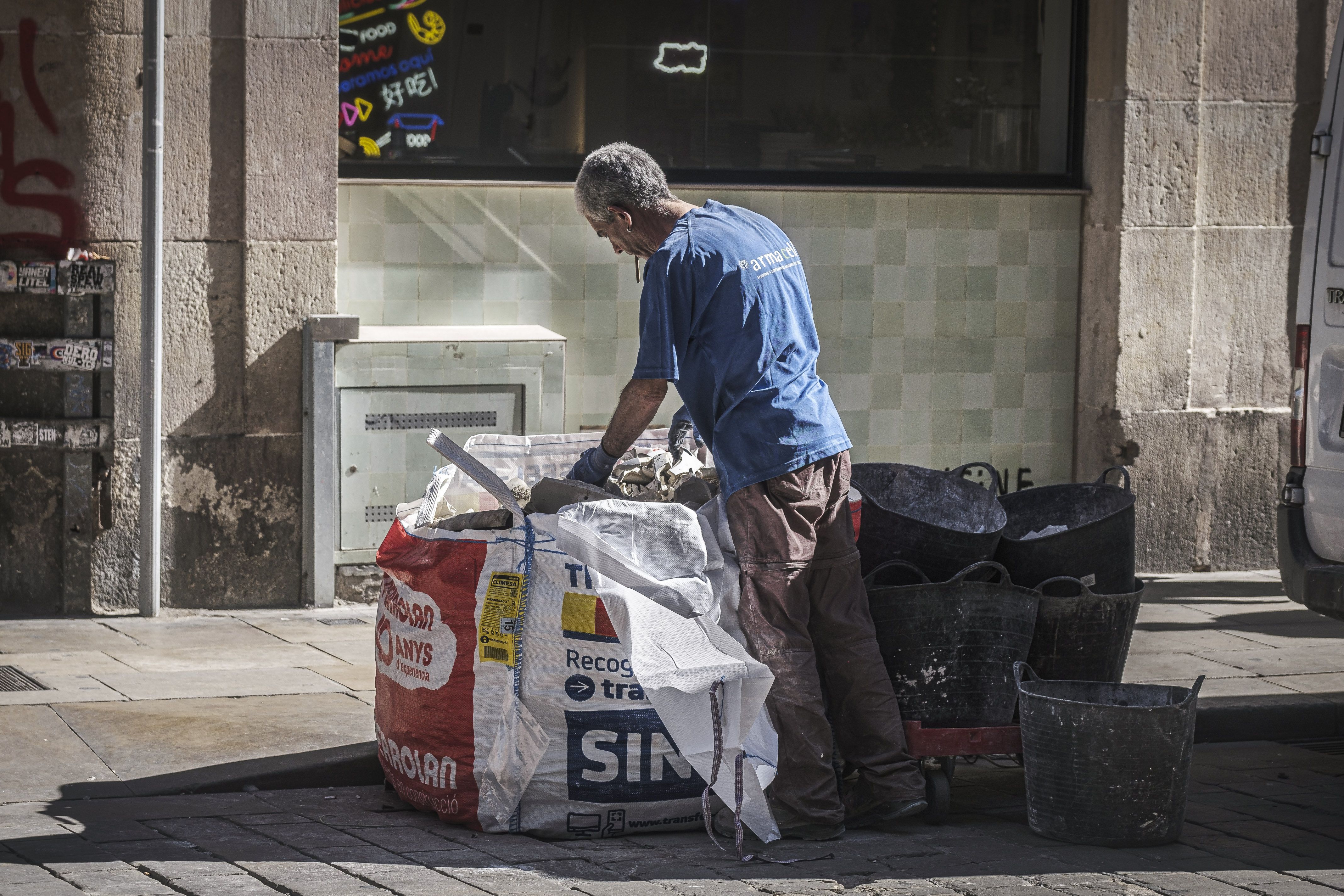 Un treballador al costat d'una bossa de runa de les obres d'un habitatge | Jordi Borràs (ACN)