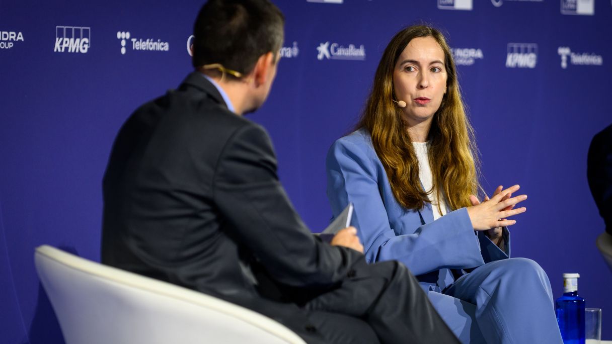 Oriol Aspachs (Cercle d'Economia) i Roser Roca (Airbus) durant la taula rodona | Cedida