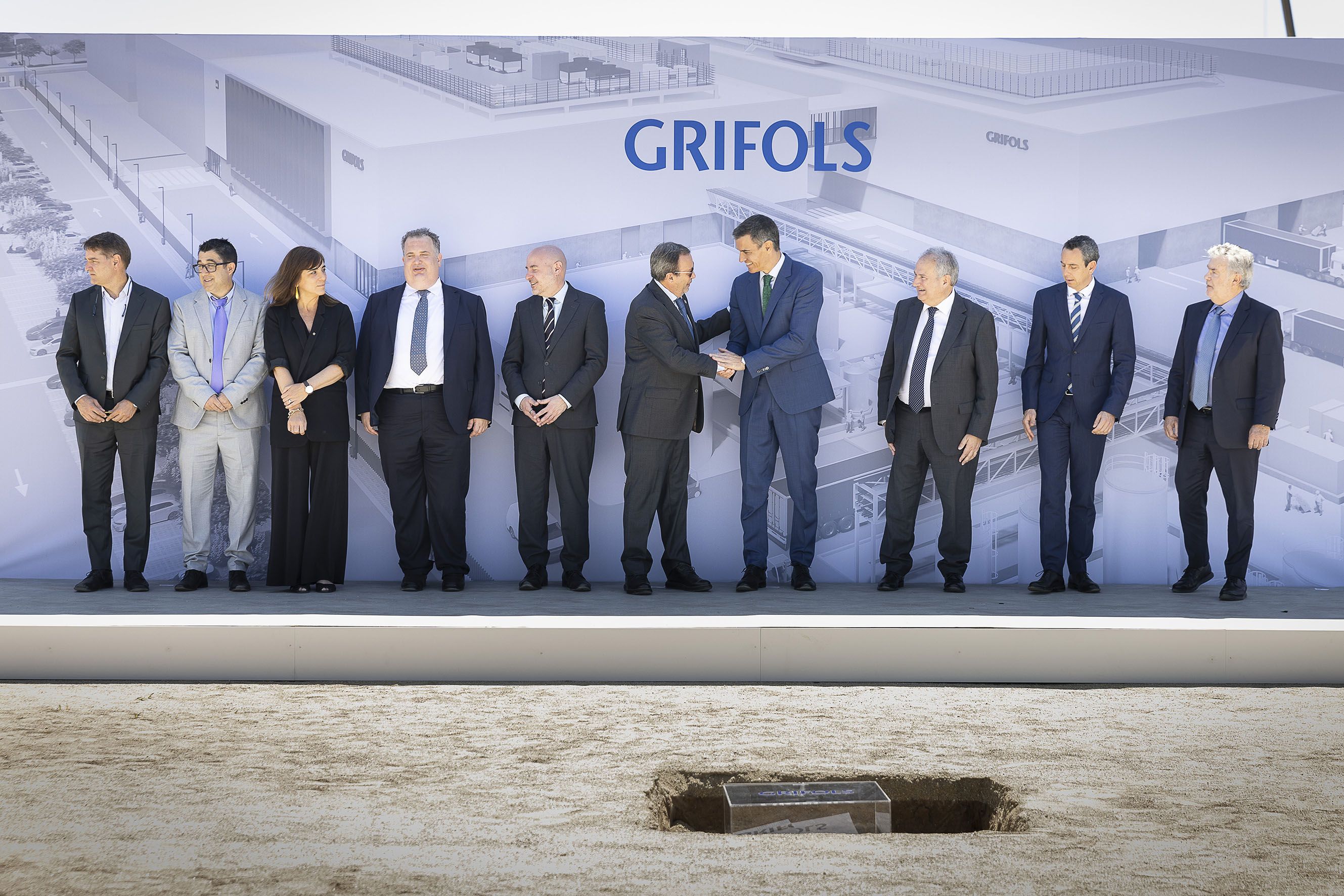 El president del govern espanyol, Pedro Sánchez, acompanyat per altres autoritats durant l'acte de col·locació de la primera pedra de la nova planta de Grifols a Lliçà de Vall | Cedida