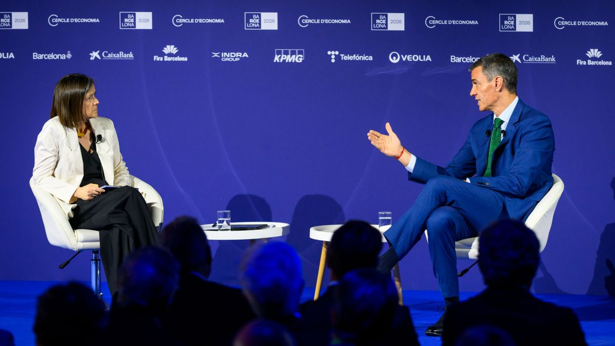Teresa Garcia-Milà i Pedro Sánchez conversen durant el tancament de la 41a Reunió del Cercle d'Economia | Cedida