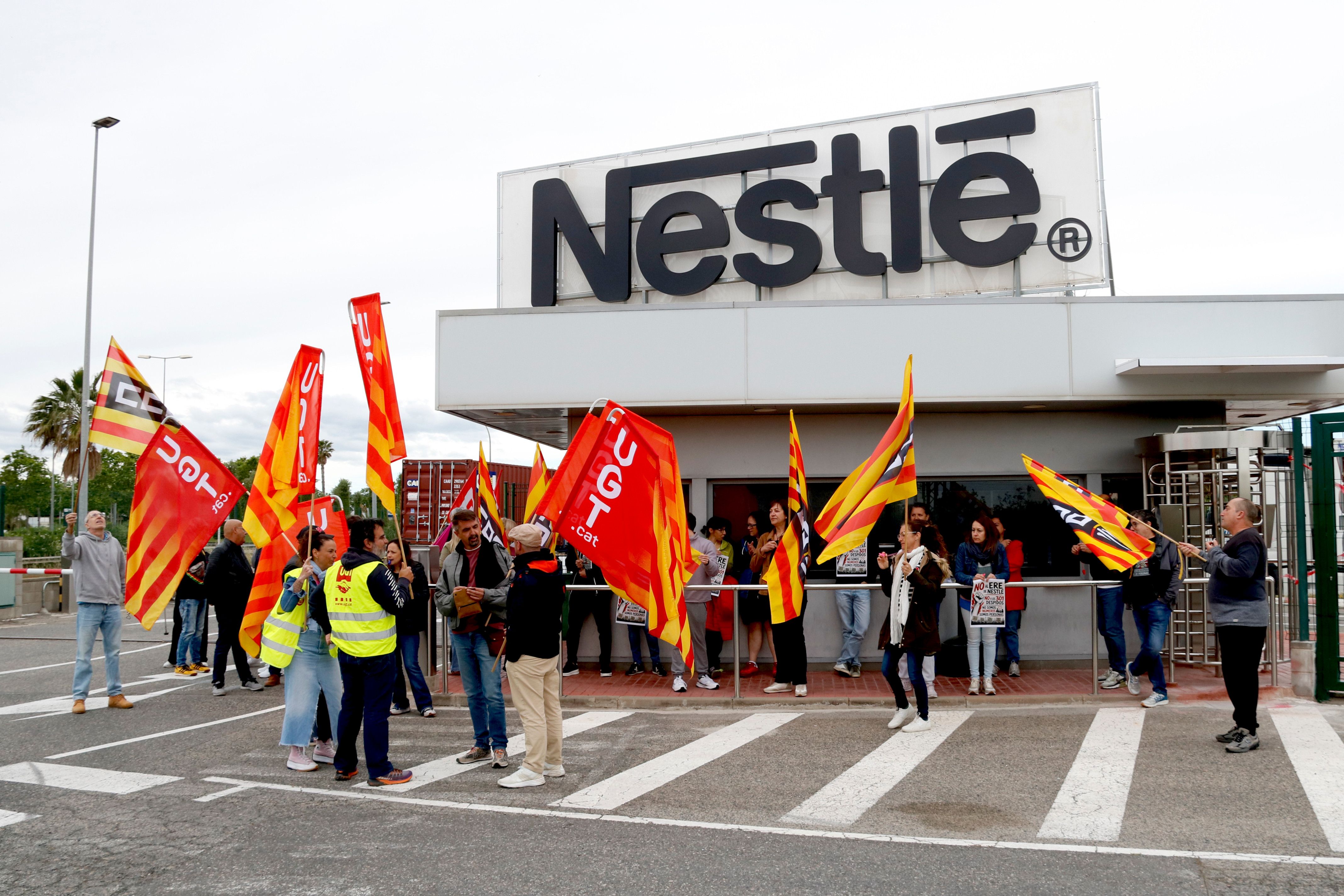 Una cinquantena de treballadors de la planta de Nestlé a Reus es concentren en contra de l'ERO | Gerard Vilà / Arnau Martínez (ACN)