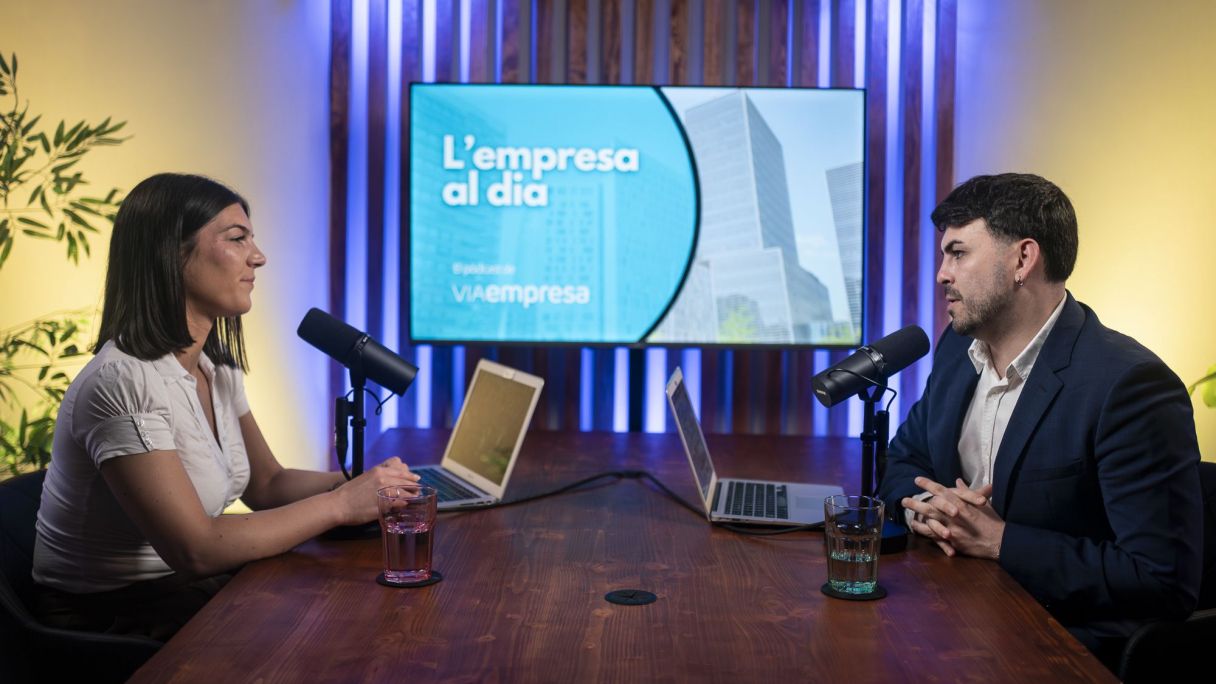 La periodista de VIA Empresa, Ana M. González, i el director del mitjà, Carlos Rojas, durant l'enregistrament del nou episodi de 'L'empresa al dia' | Mireia Comas