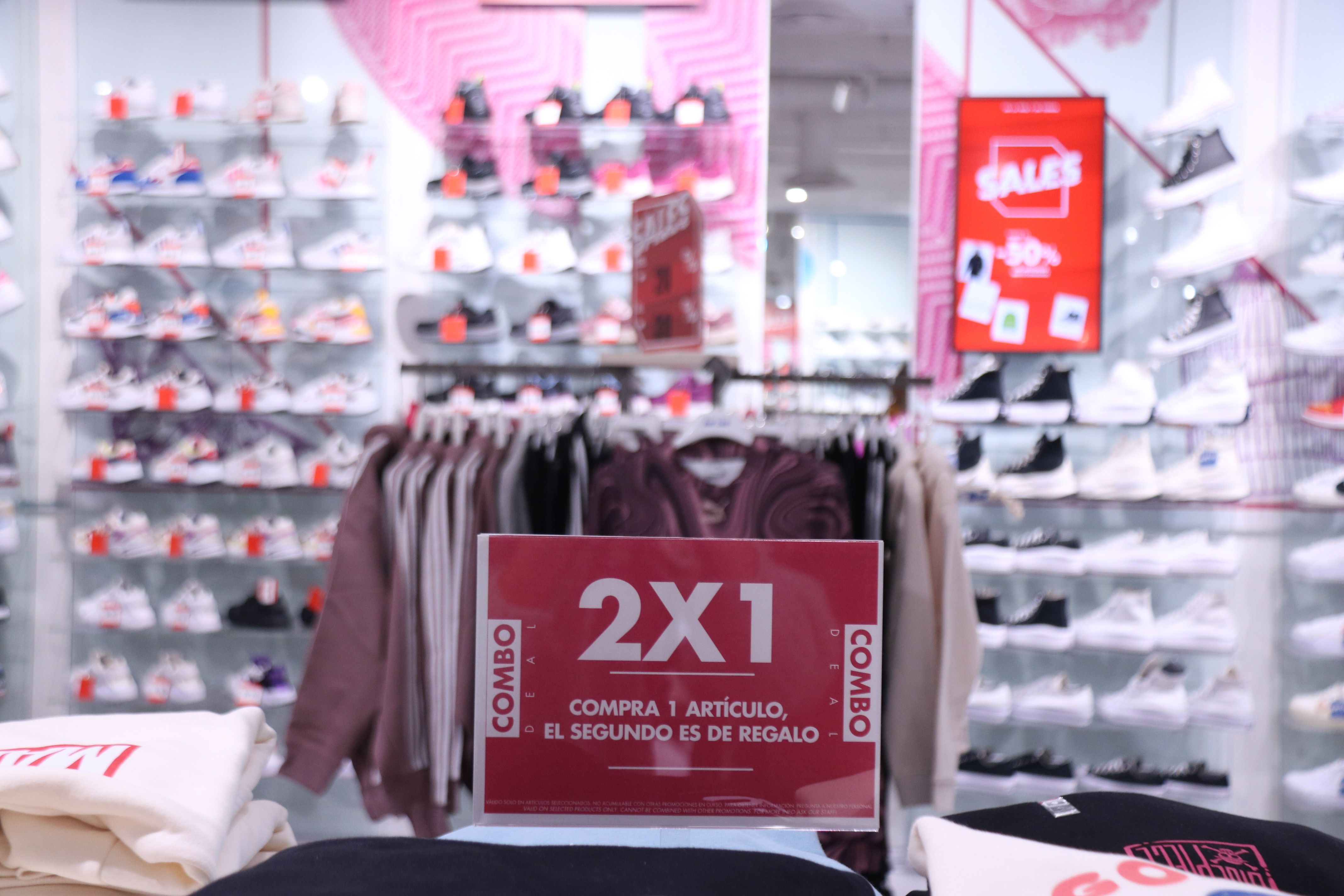 Un aparador de rebaixes en el centre comercial Westfield Glòries | ACN