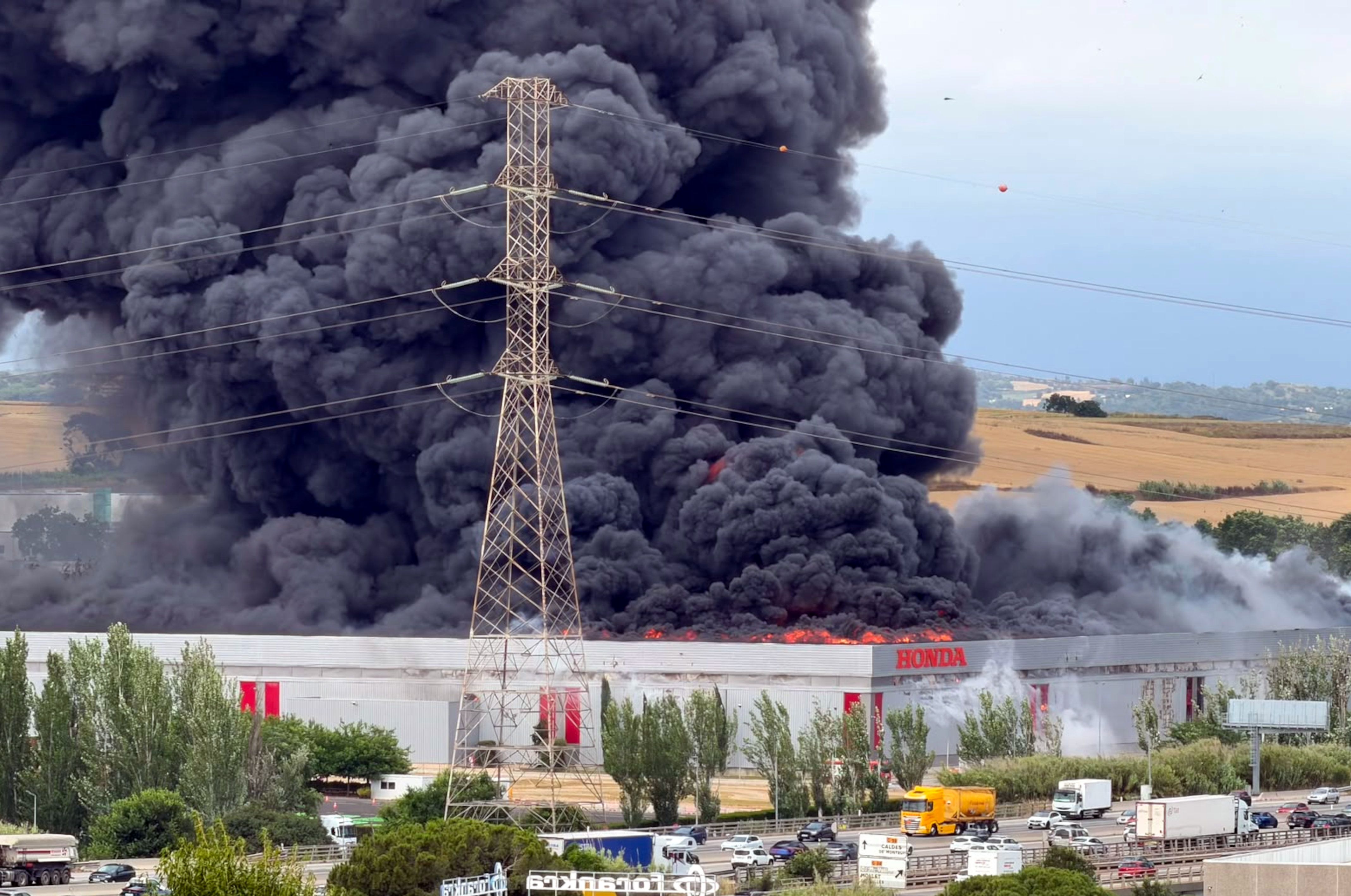 Fumera de l'incendi de la fàbrica d'Honda a Santa Perpètua de Mogoda | Albert Segura (ACN) Fumera de l'incendi de la fàbrica d'Honda a Santa Perpètua de Mogoda | Albert Segura (ACN)