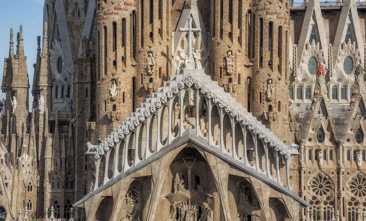 Detalls arquitectònics de la façana de la Passió de la Sagrada Família, el temple d’Antoni Gaudí | Sagrada Família
