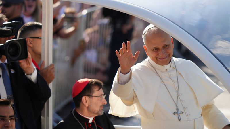 El papa Lleó XIV, amb el papamòbil, al centre de Madrid | Javier Barbancho (ACN)