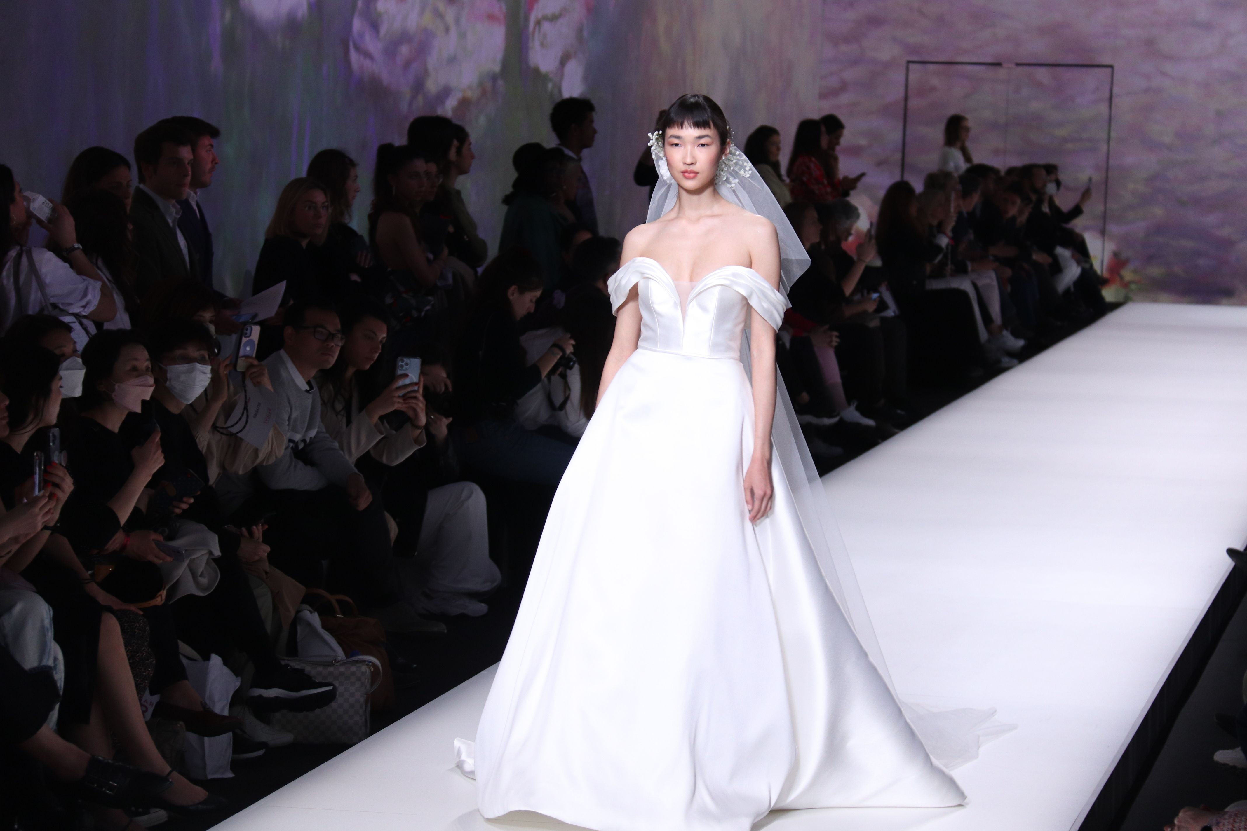 Una model a la desfilada de la col·lecció 'Marchesa by Pronovias' a la Barcelona Bridal Fashion Week en el primer dia de certamen | Ethan López (ACN) Una model a la desfilada de la col·lecció 'Marchesa by Pronovias' a la Barcelona Bridal Fashion Week en el primer dia de certamen | Ethan López (ACN)